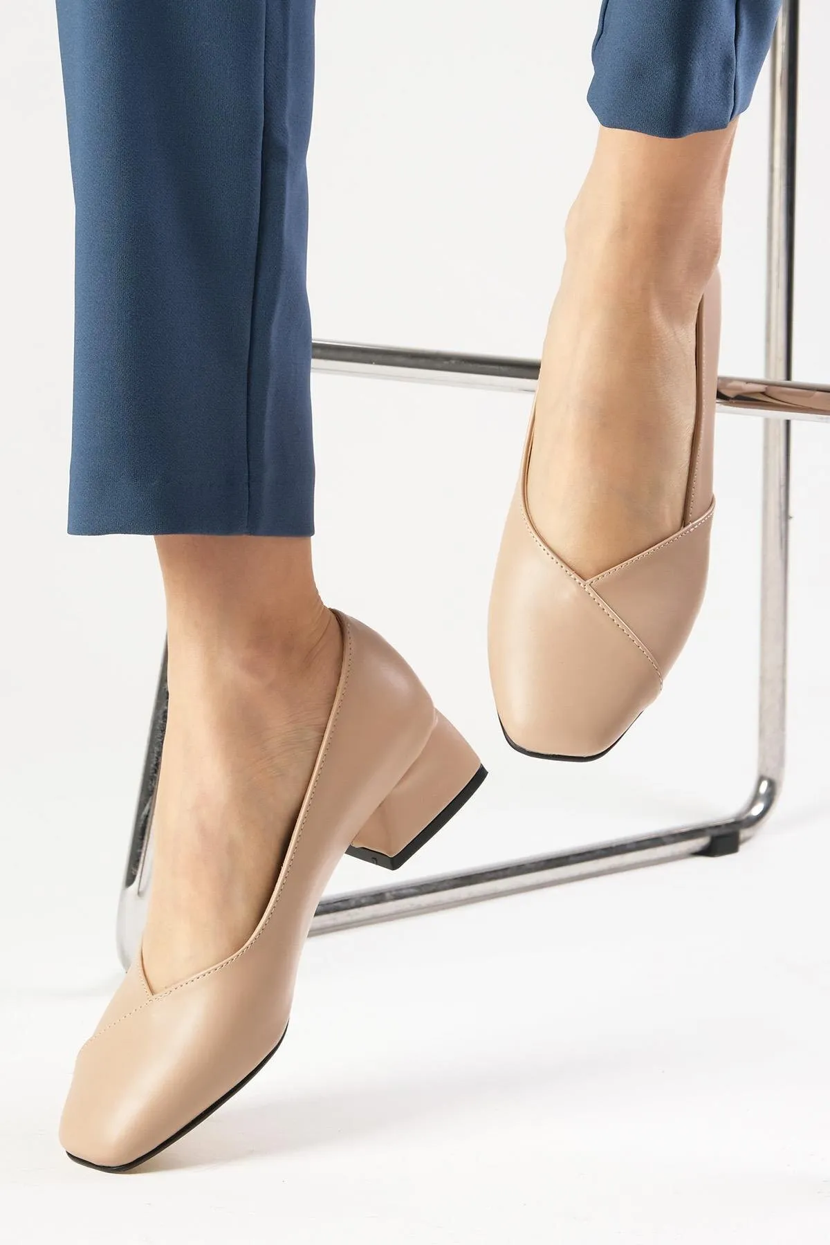 Mio Gusto  Addison Nudefarbene Damenschuhe mit stumpfer Zehenpartie und kurzem Absatz