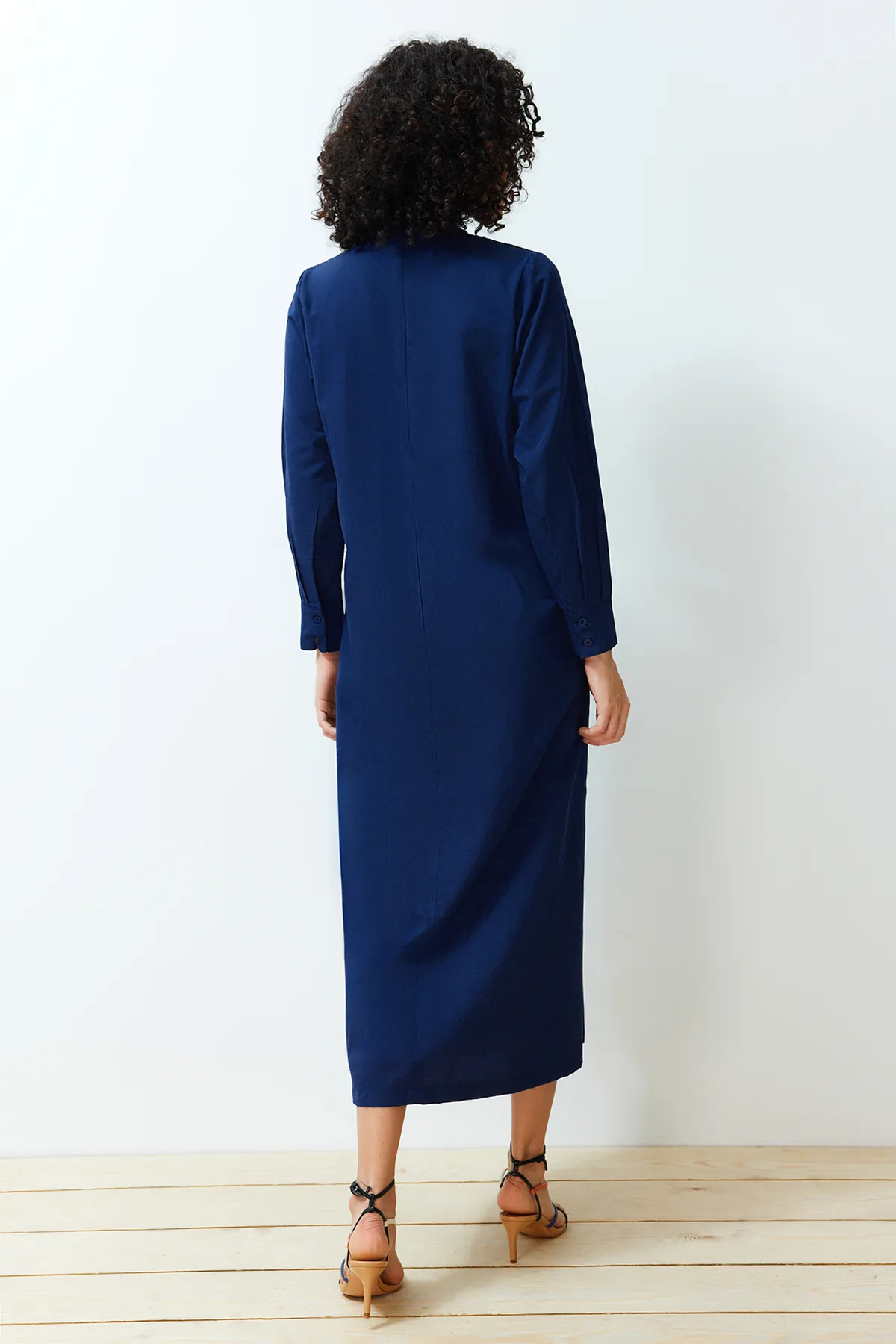 Trendyol Modest  Marineblaues, plissiertes, detailliertes, bequemes gewebtes Kleid TCTSS24EB00128