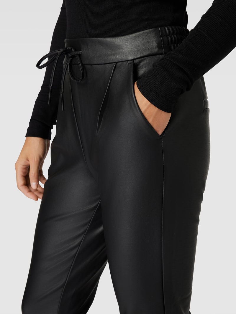 Stoffhose mit Gesäßtaschen Modell 'EVA' in schwarz