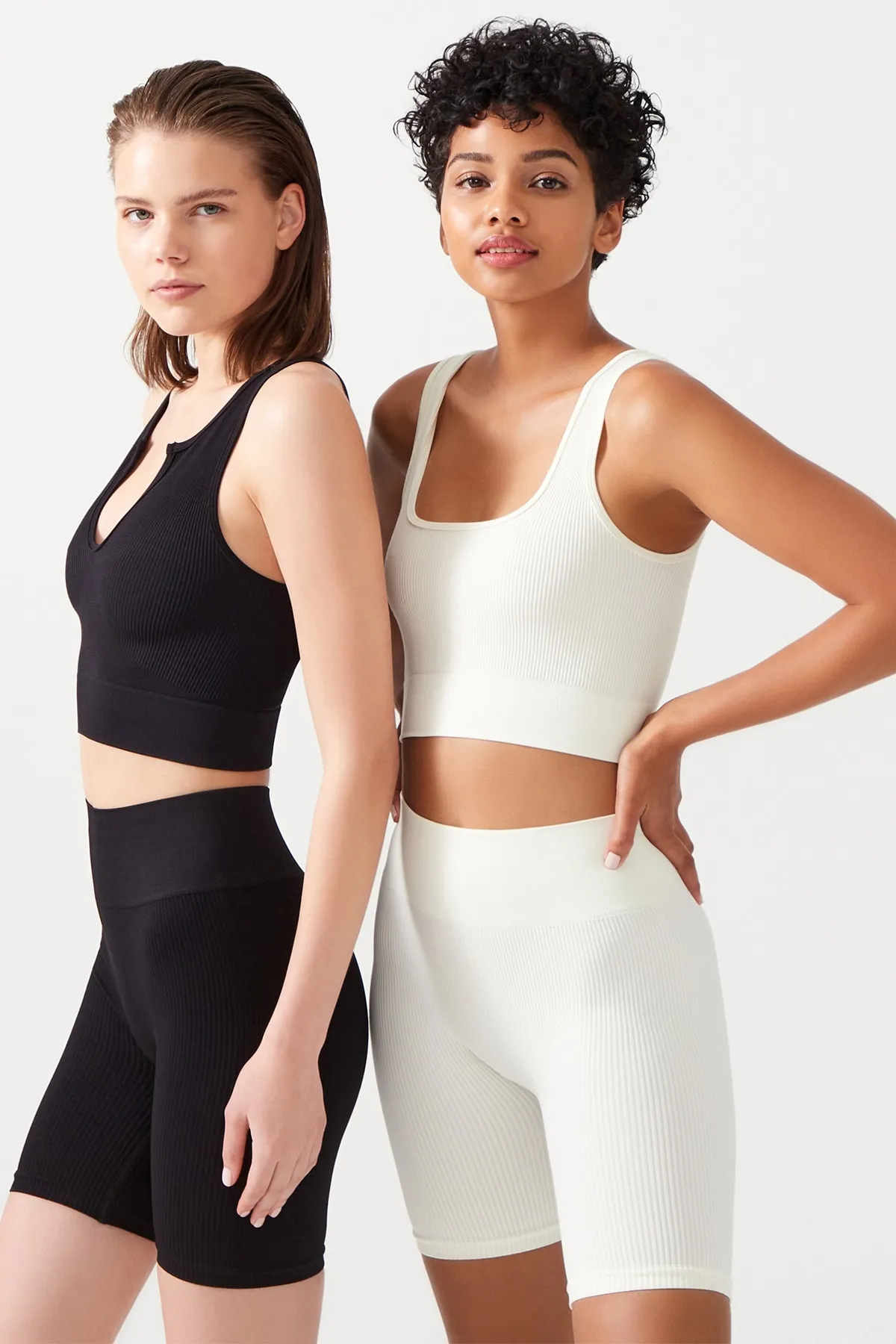 LOS OJOS  Ecrufarbene, gerippte, kurze Sport-Leggings mit hoher Taille und geripptem Biker-Motiv für Damen