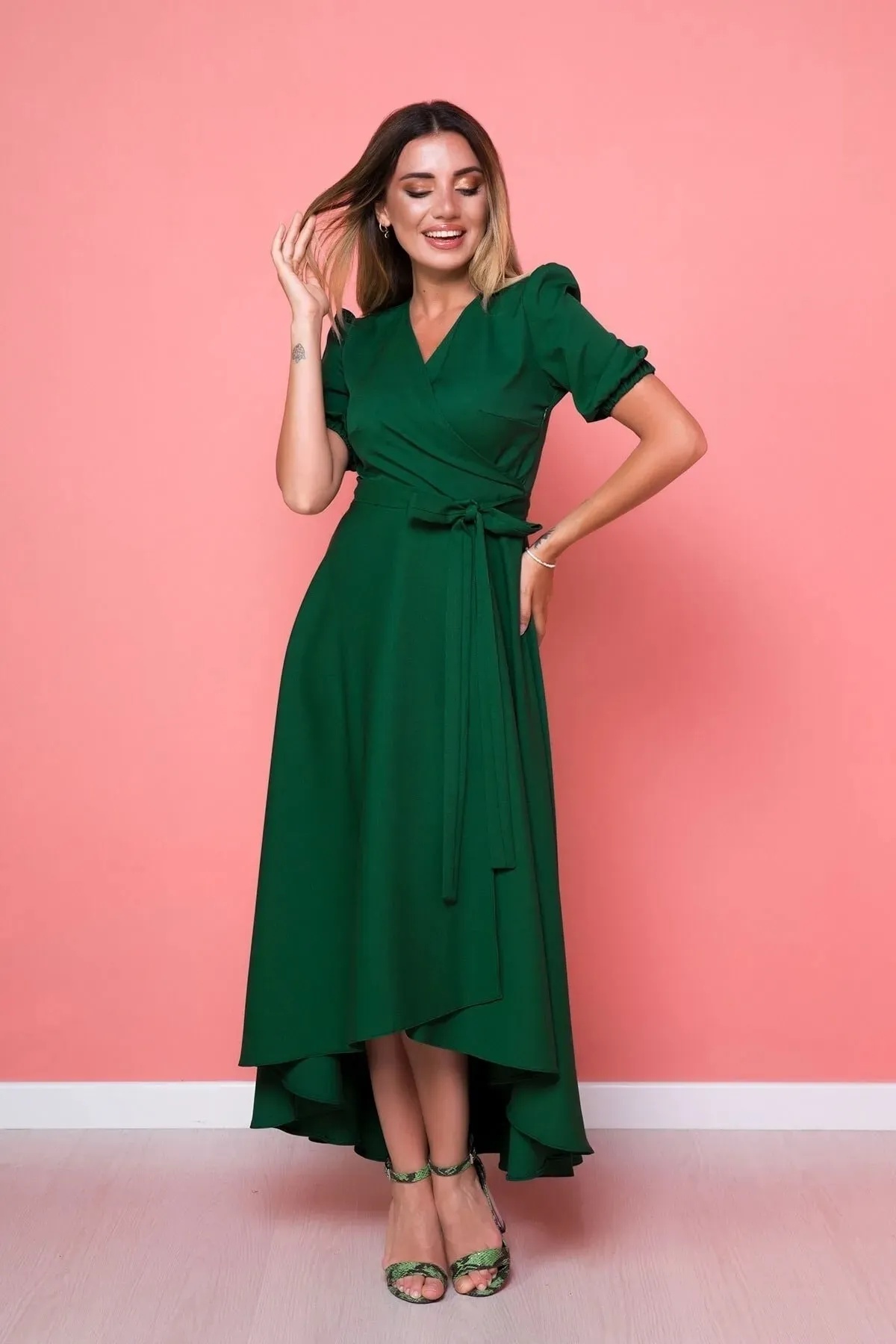 lovebox  Damen-Kleid aus flexiblem Atlas-Stoff mit Gürtel, asymmetrischem Schnitt, Midi-Länge, zweireihiger Kragen, grün, ausgestelltes Kleid 410