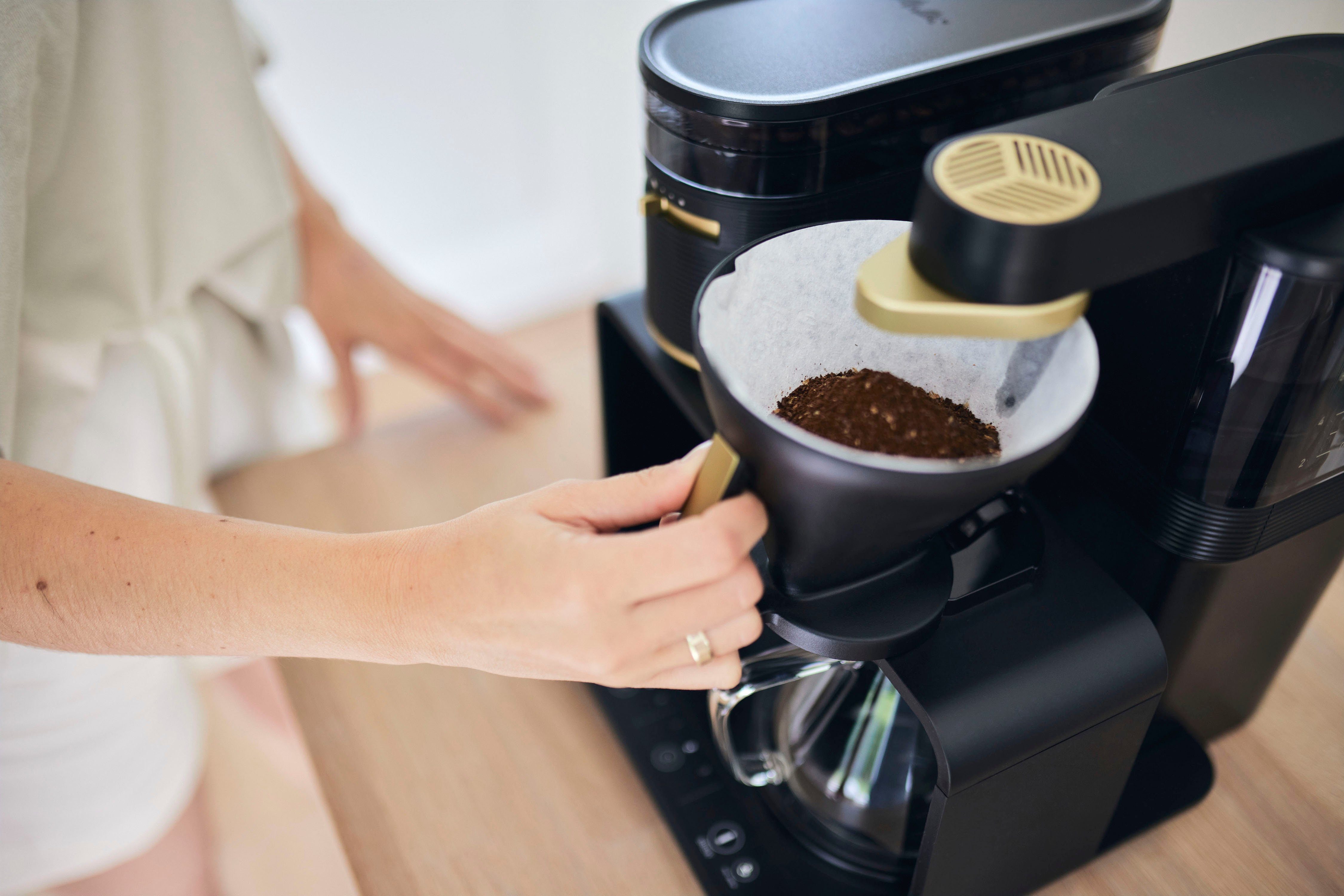 Melitta Kaffeemaschine mit Mahlwerk EPOS® 1024-04, 1l Kaffeekanne, Papierfilter 1x4, Schwarz/Gold, 360°rotierender Wasserauslauf