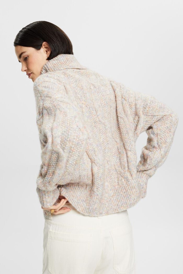 Rollkragenpullover im Zopfstrick-Design