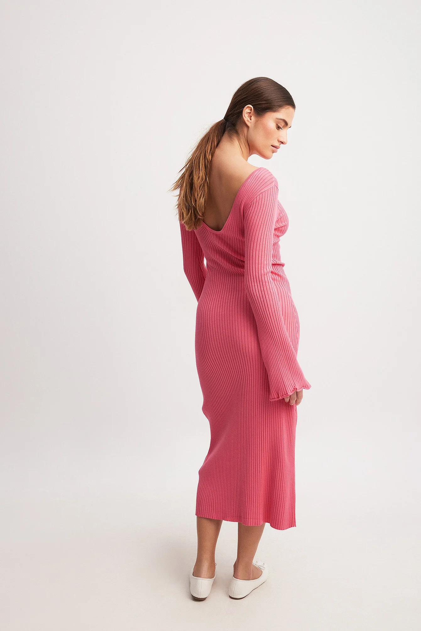 Gestricktes Maxikleid mit tiefem Rücken