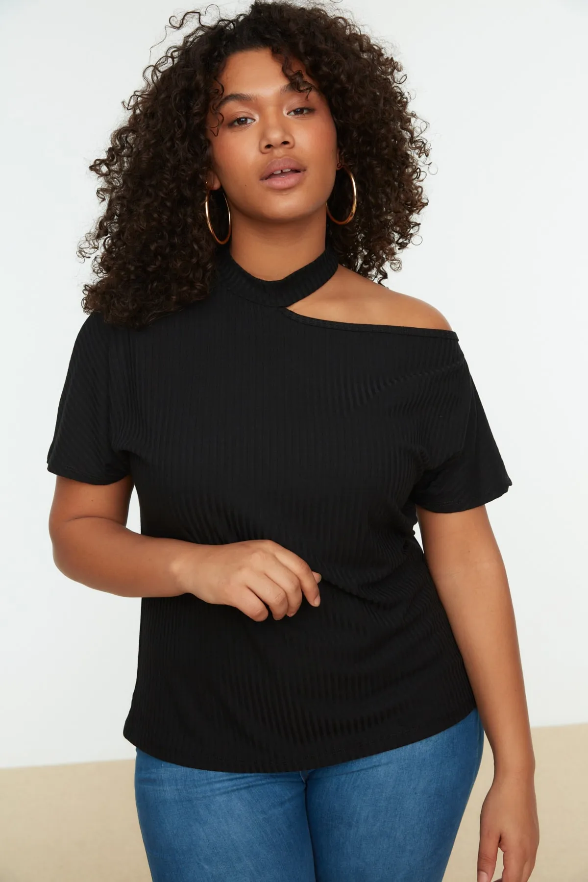 Trendyol Curve  Schwarze, detaillierte Strickbluse mit Ausschnitten TBSSS22AF0009