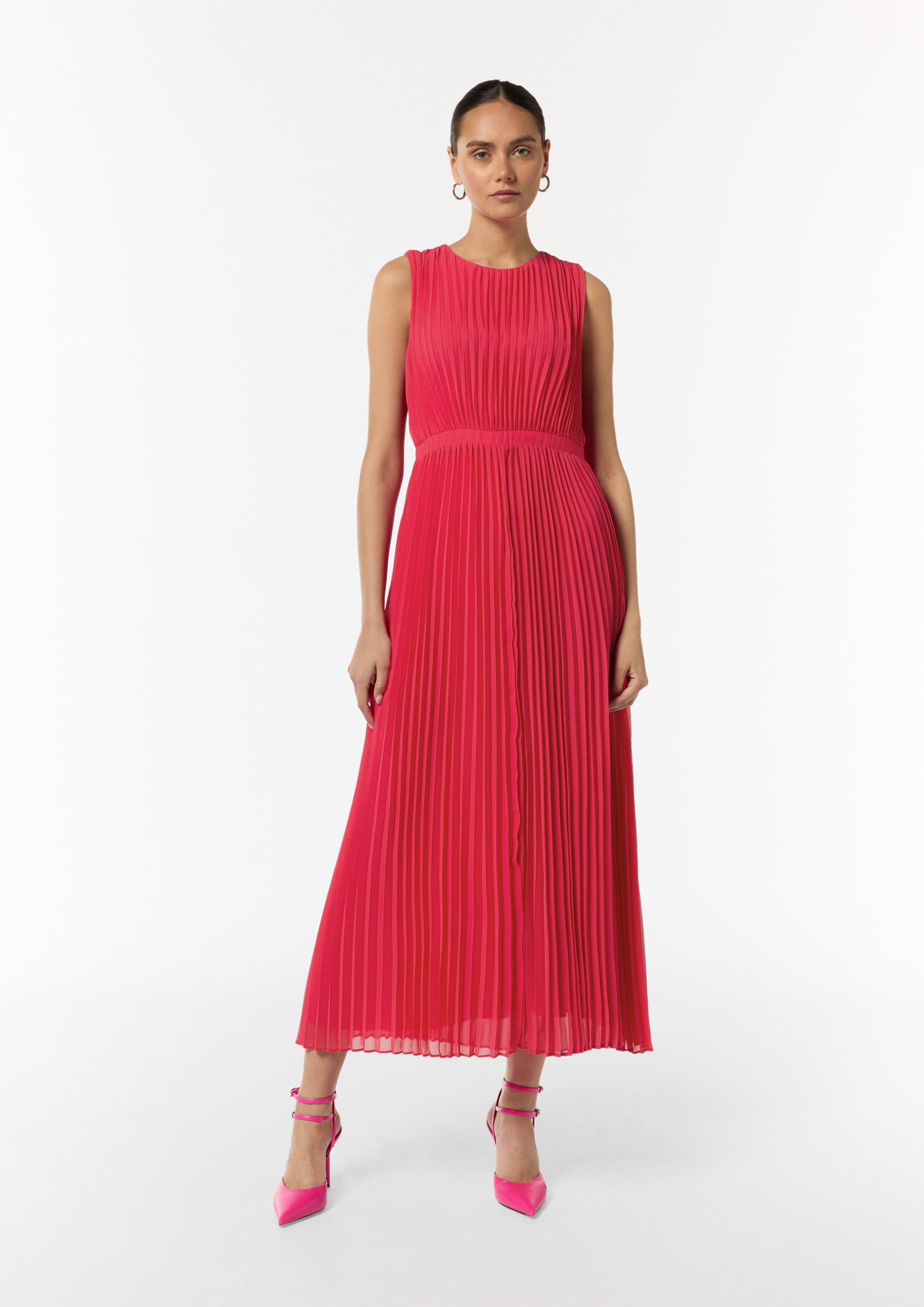 Plissiertes Maxi-Kleid mit Rundhalsausschnitt - pink