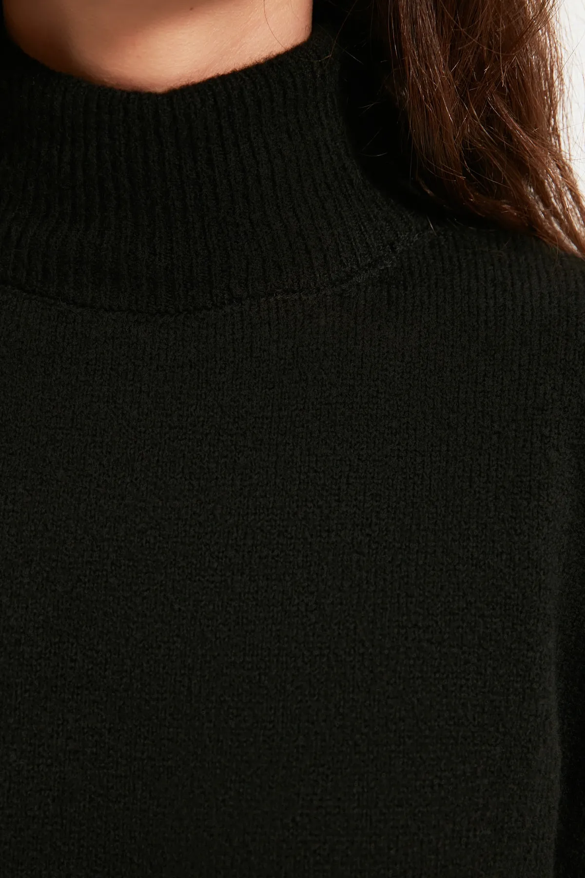 Trendyol Modest  Schwarzes, hochgeschnittenes, weiches, langes Strickkleid TCTAW22EL0033