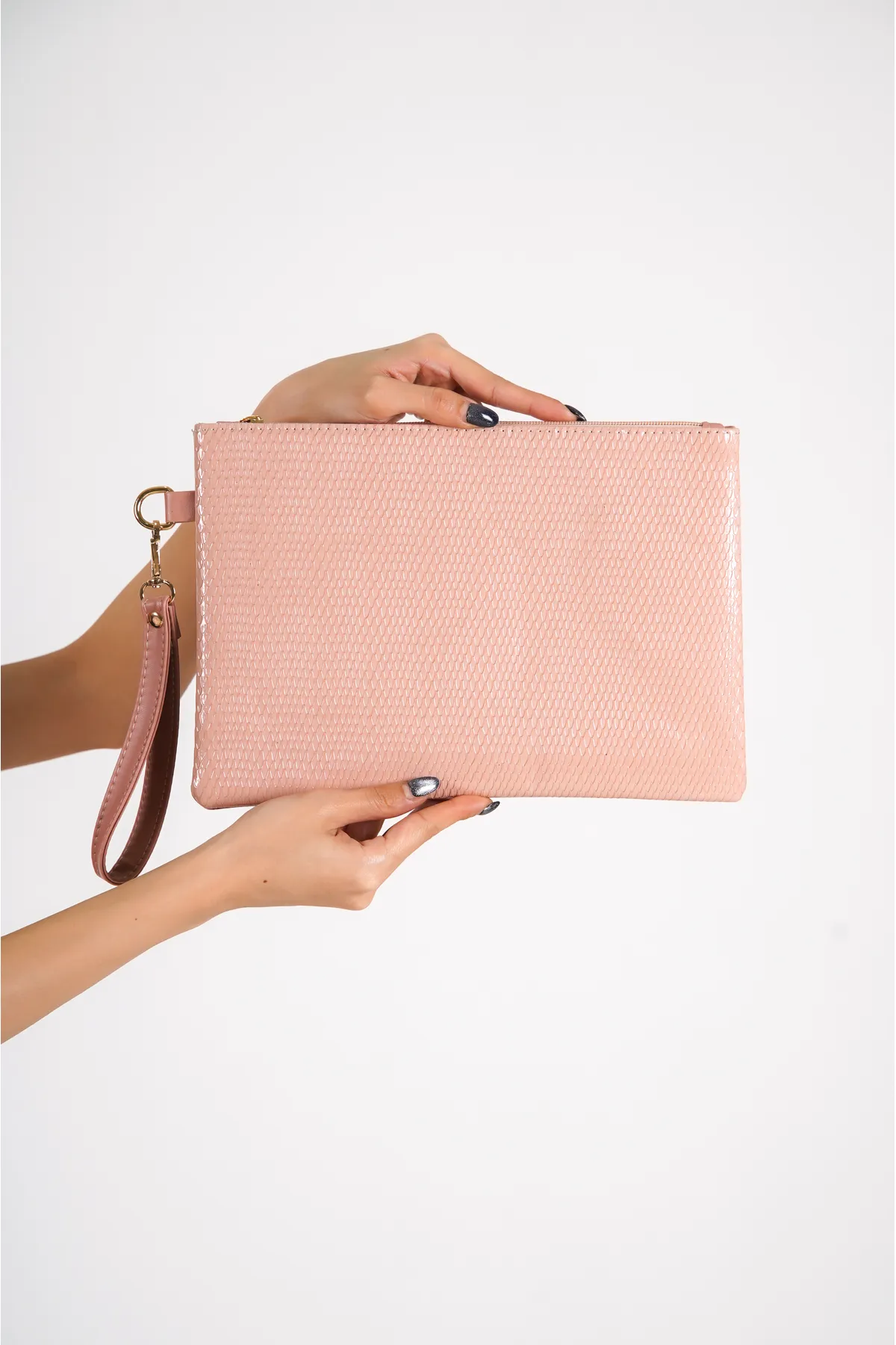 Capone Outfitters  Capone Damen-Clutch aus Lackleder mit Schlangenmuster und Paris-Lachs-Motiv