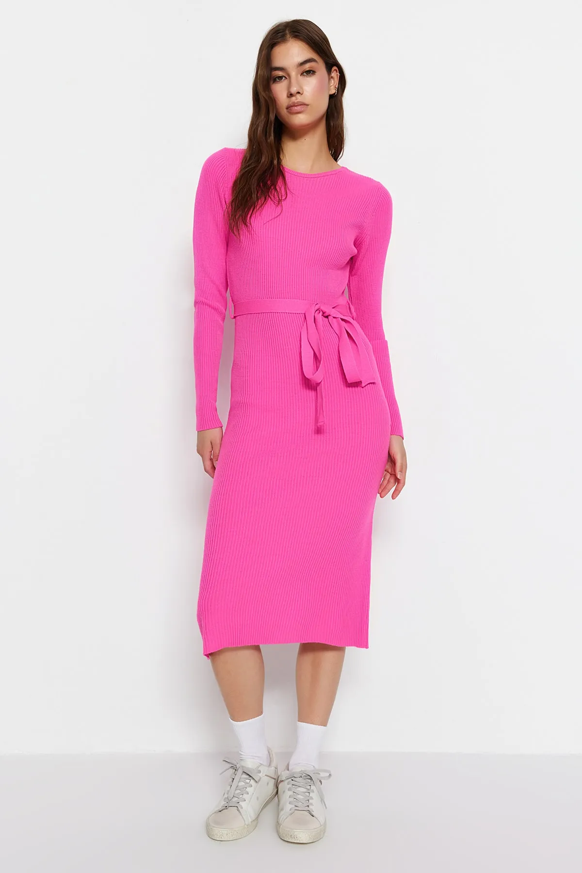 Trendyol Collection  Rosa Midi-Strickkleid mit Gürtel und Details TWOAW22EL0009