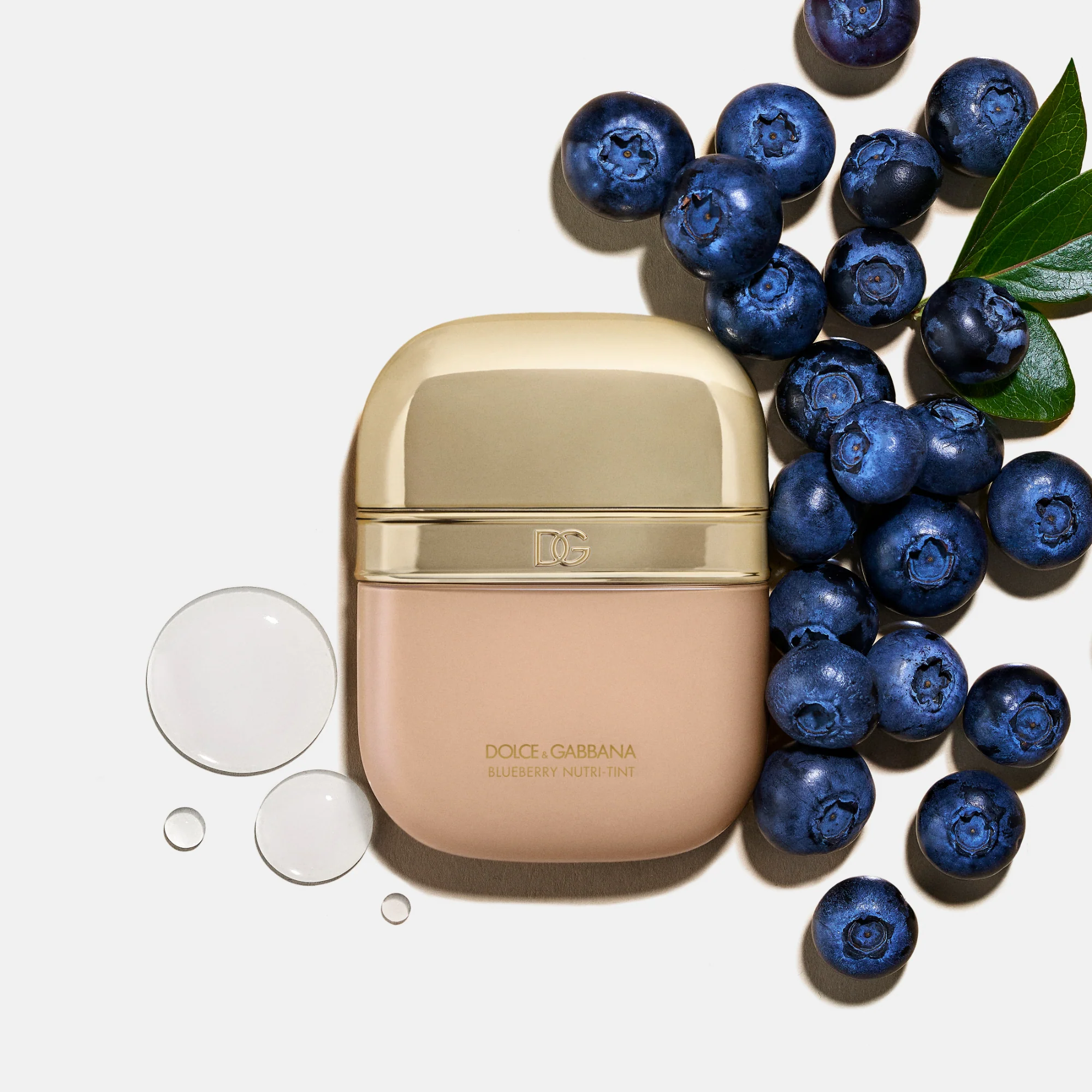 Cremă colorată hidratantă și iluminatoare pentru ten cu aromă de afine Nutri-Tint - Fond de ten lichid