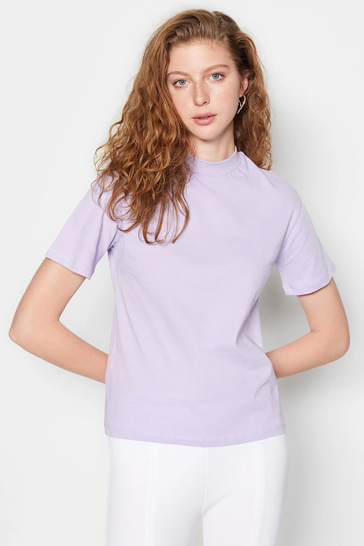 Trendyol Collection  Lilafarbenes Basic-Strick-T-Shirt aus 100 % Baumwolle mit Stehkragen TWOAW20TS0096
