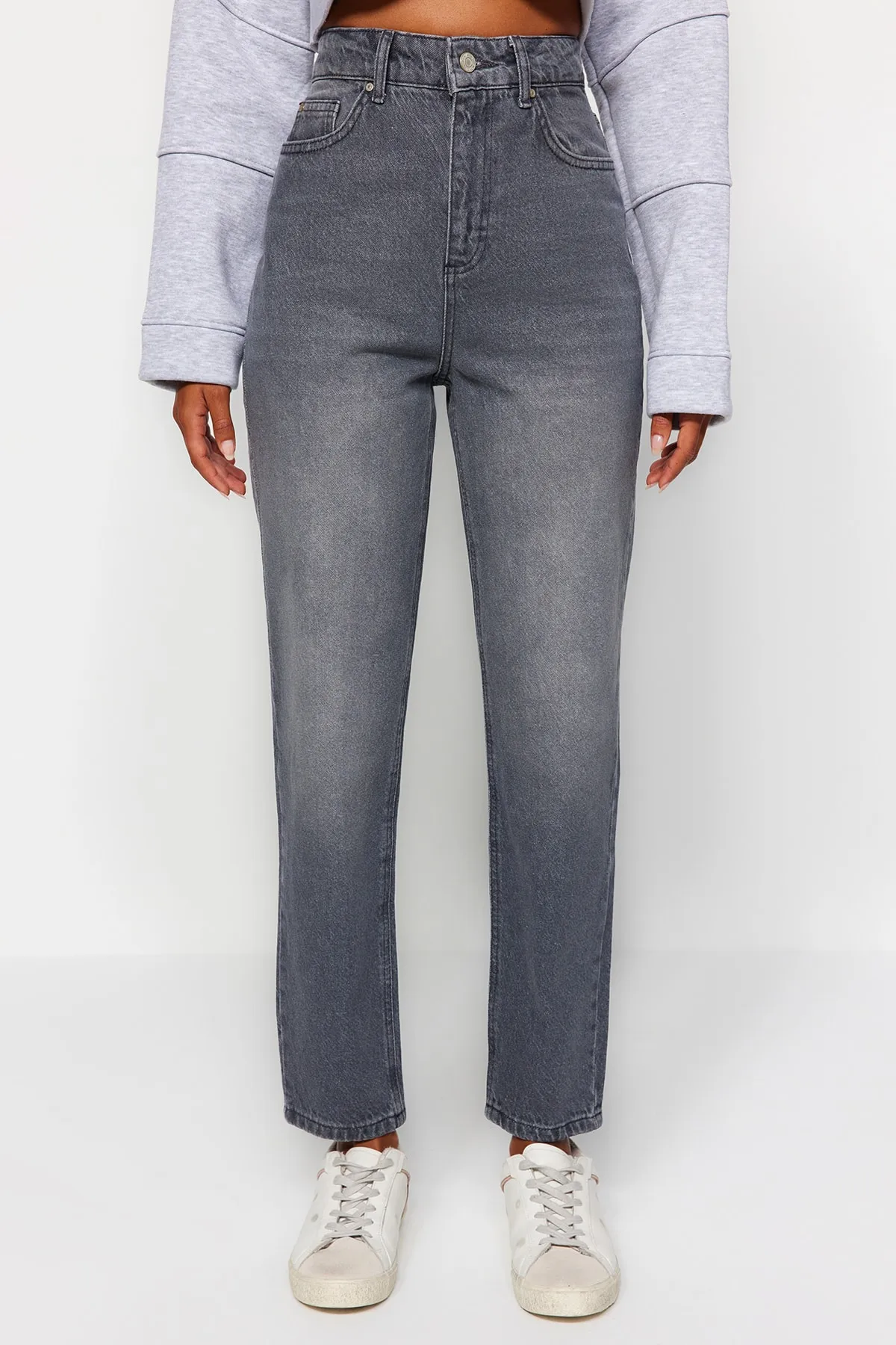Trendyol Collection  Graue Mom-Jeans mit hoher Taille TWOAW24JE00076