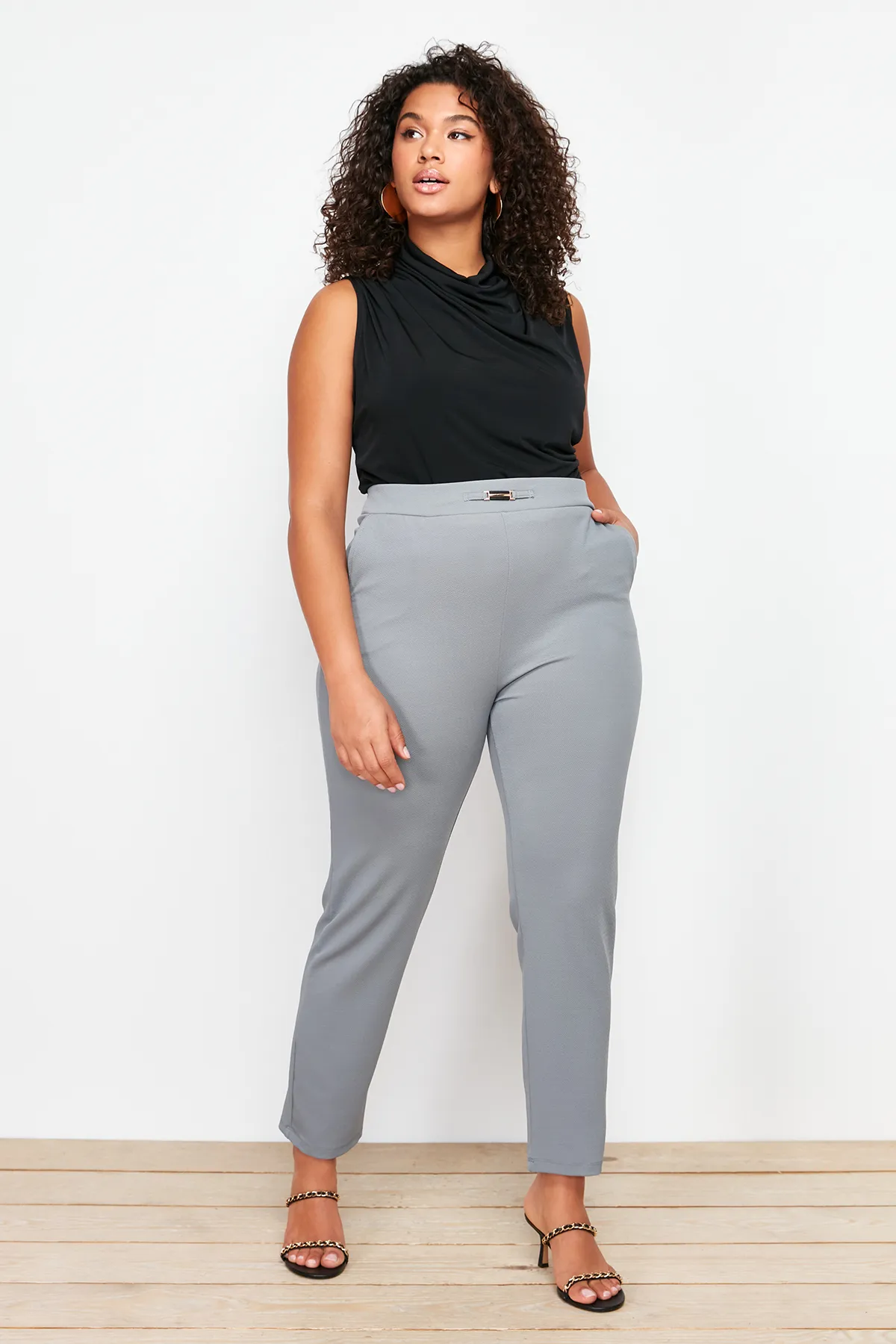 Trendyol Curve  Graue, detaillierte Strickhose mit Zigarettenzubehör TBSSS24AR00023