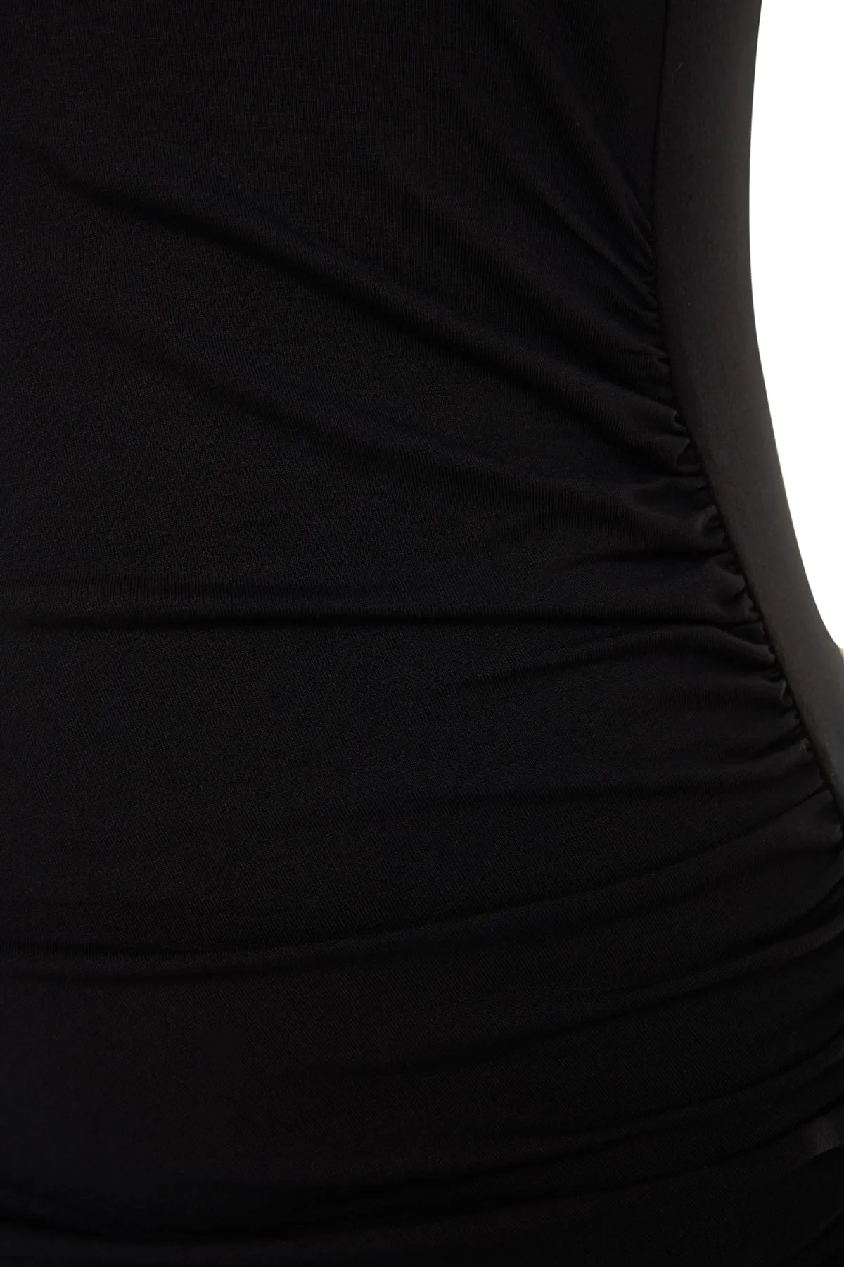 Trendyol Collection  Schwarzes tailliertes/körperbetontes Midikleid aus flexiblem Baumwollstrick mit Raffung und Schlitzdetail TWOSS23EL00777