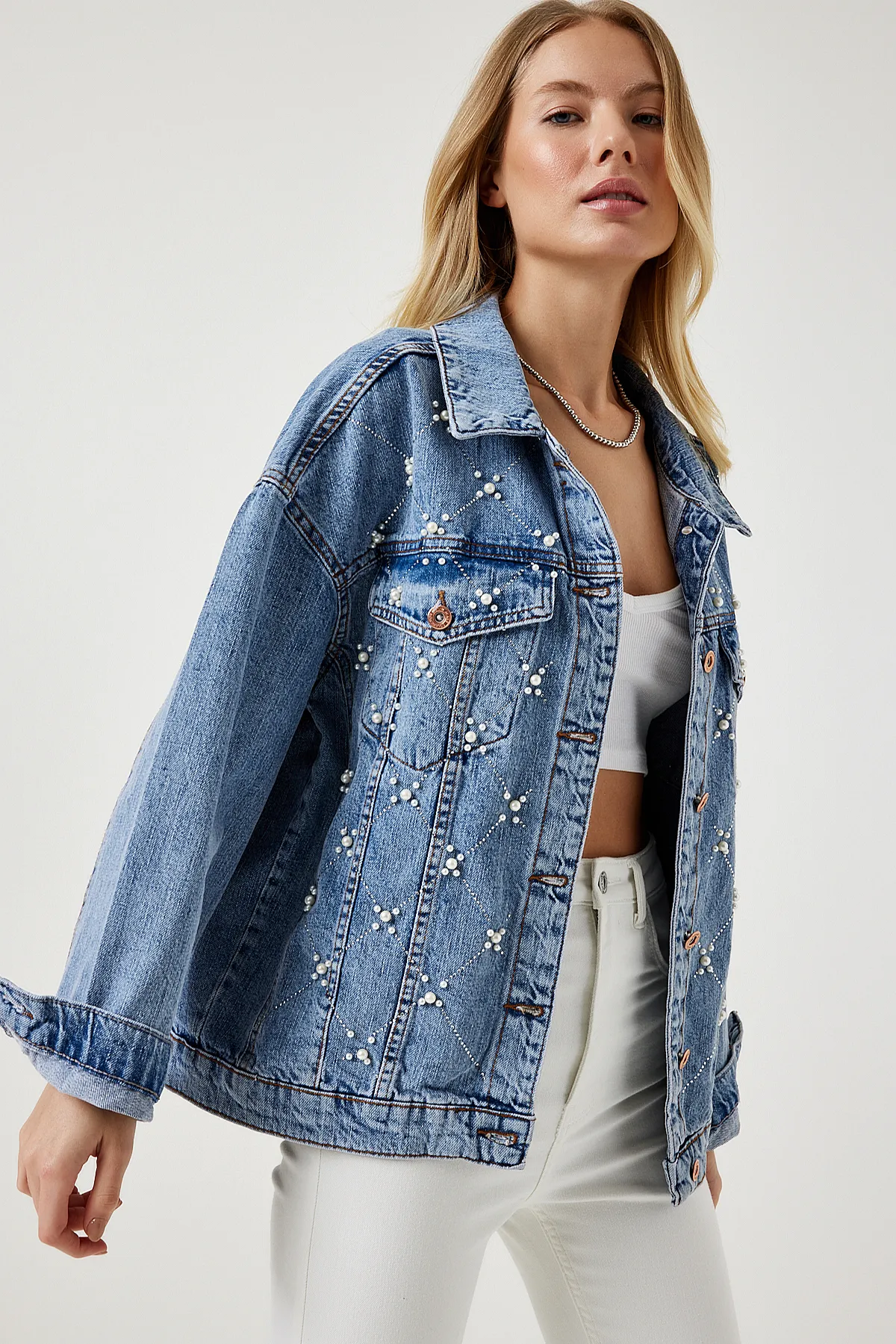 Happiness İstanbul  Hellblaue Jeansjacke mit Perlenstickerei für Damen RV00168