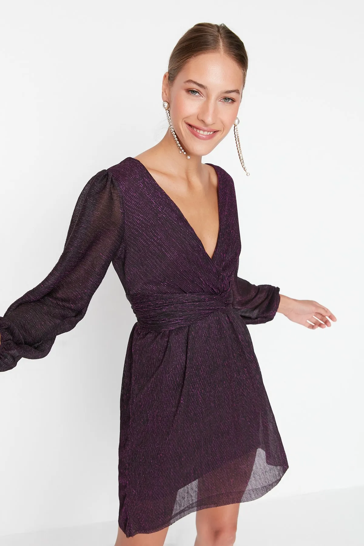 Trendyol Collection  Detailliertes Abendkleid mit lila Ärmeln TPRAW23EL00301