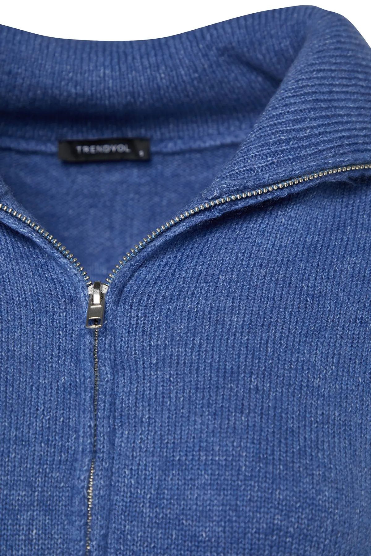 Trendyol Collection  Blauer, weich strukturierter Basic-Strickpullover mit weiter Passform TWOAW23KZ00236
