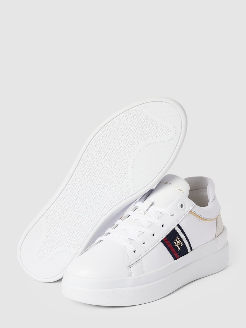 Sneaker mit Label-Detail in weiß