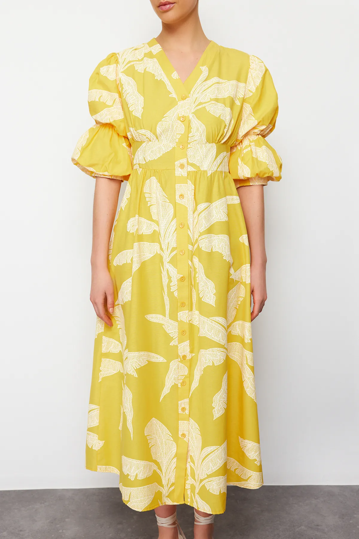 Trendyol Modest  Gelbes, gewebtes Hemdkleid mit Blumendruck und halben Ballonärmeln und V-Ausschnitt TCTSS24EB00015