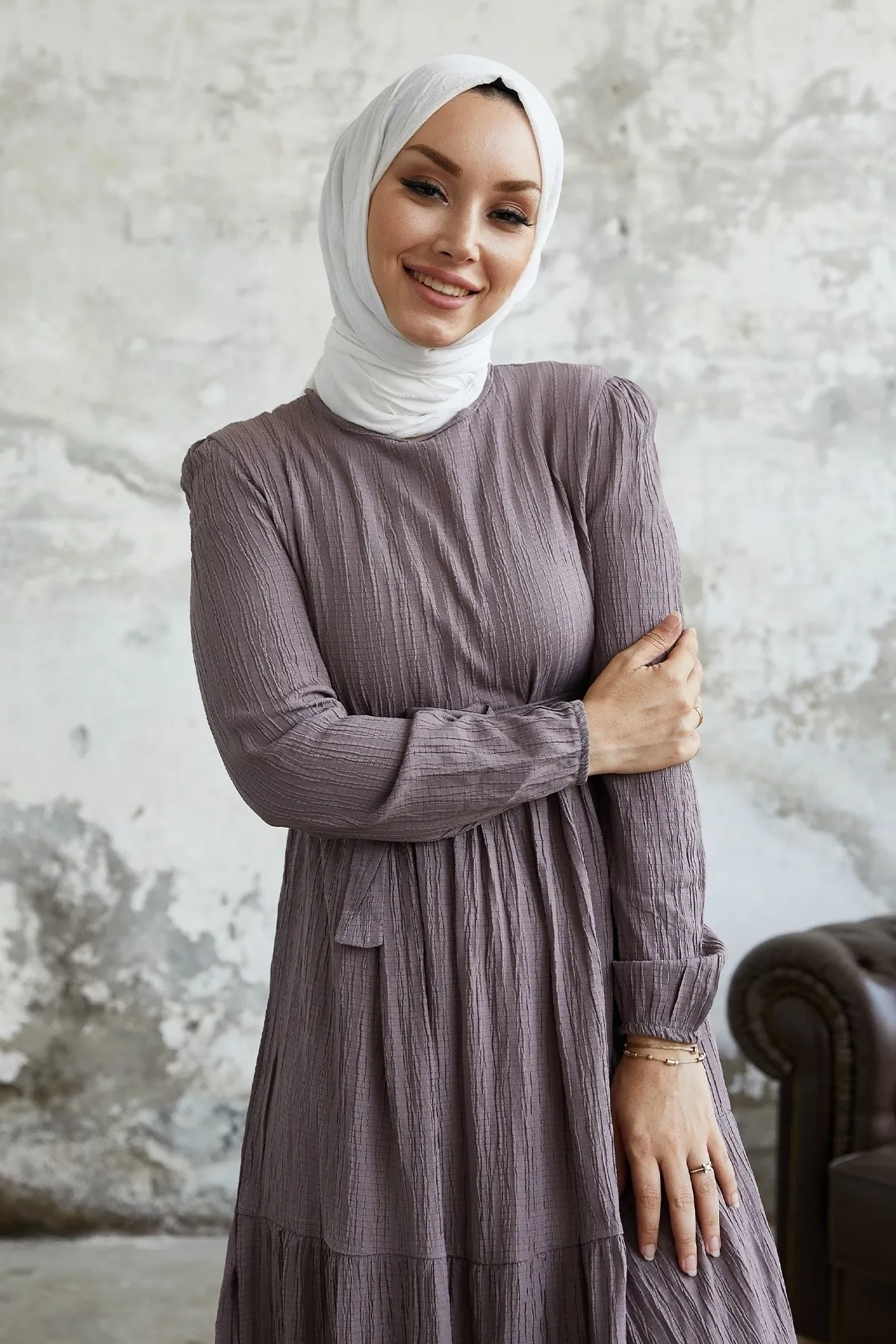 InStyle  Almisa Seersucker-Kleid mit Gürtel – Milchbraun