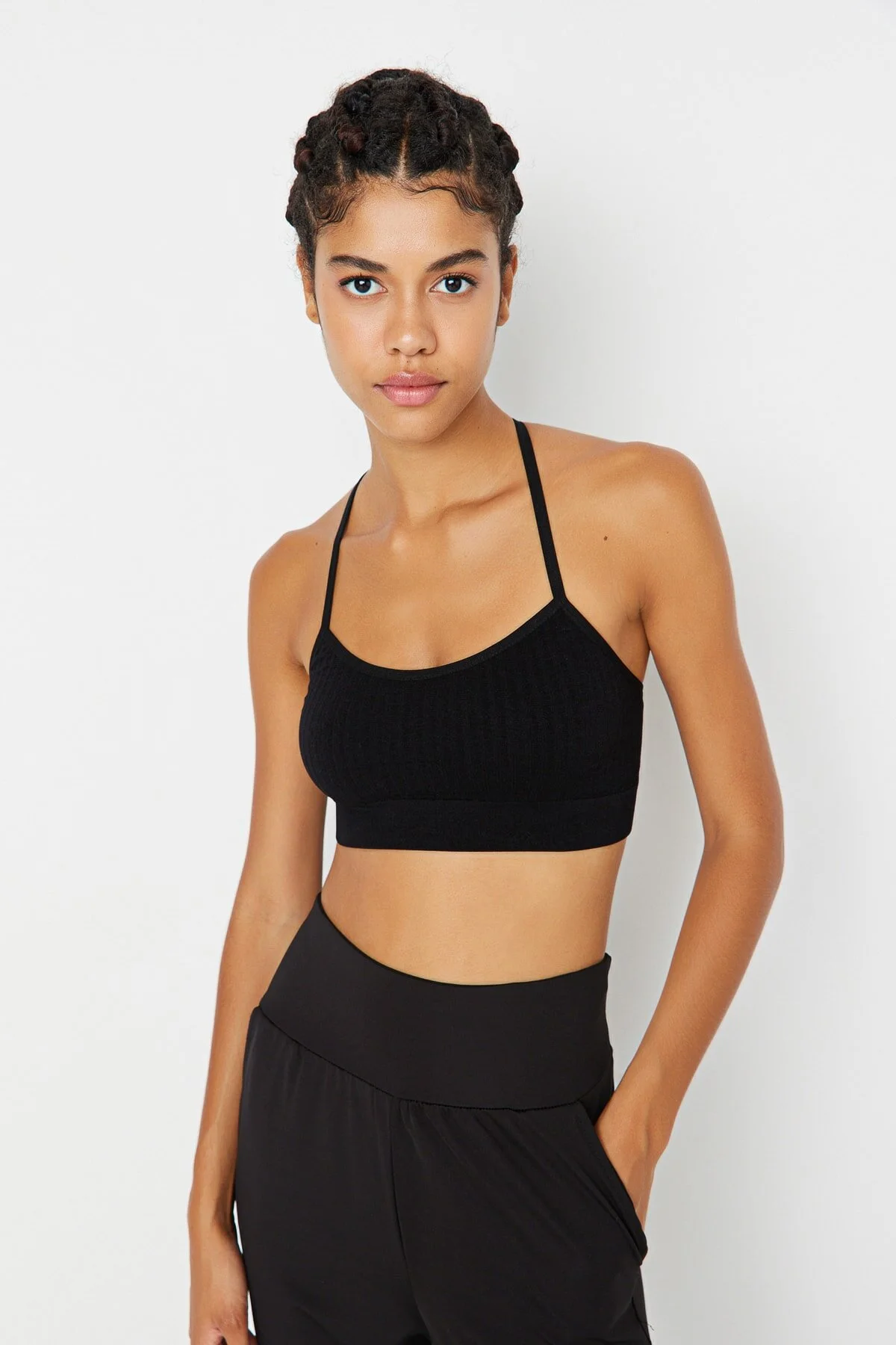Trendyol Collection  Schwarzer nahtloser/nahtloser, leichter, unterstützter/styling-gestrickter Sport-BH mit String-Trägern auf der Rückseite TWOSS22SS0008