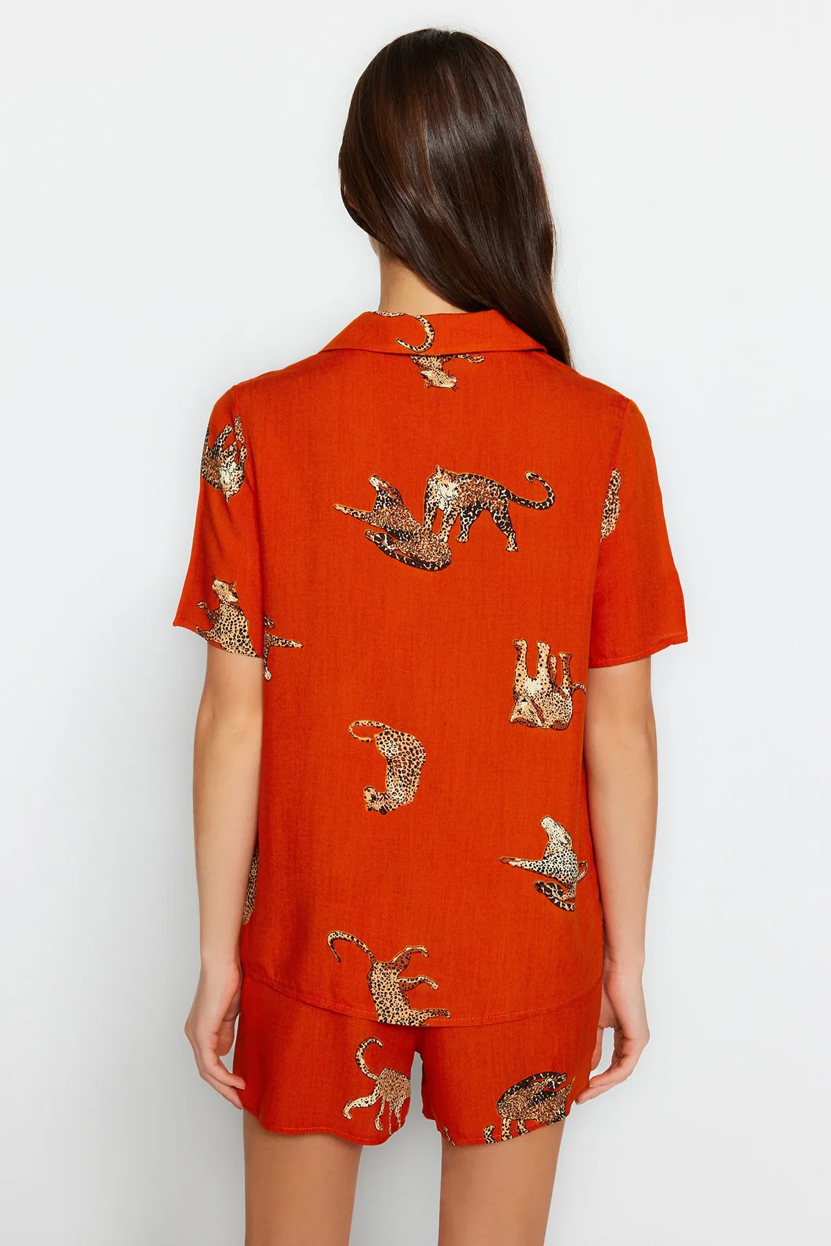 Trendyol Collection  Pyjama-Set aus Viskose mit Hemd und Shorts aus gewebtem Stoff mit Fliesen-Tiermuster THMSS21PT1501