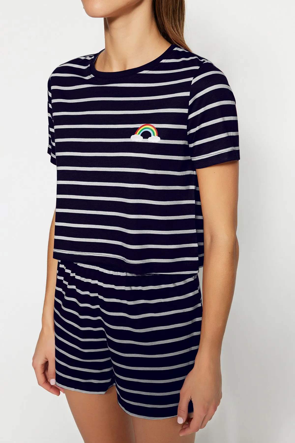 Trendyol Collection  Marineblaues, mit Regenbogen bedrucktes T-Shirt-Shorts-Strick-Pyjama-Set THMSS20PT0230