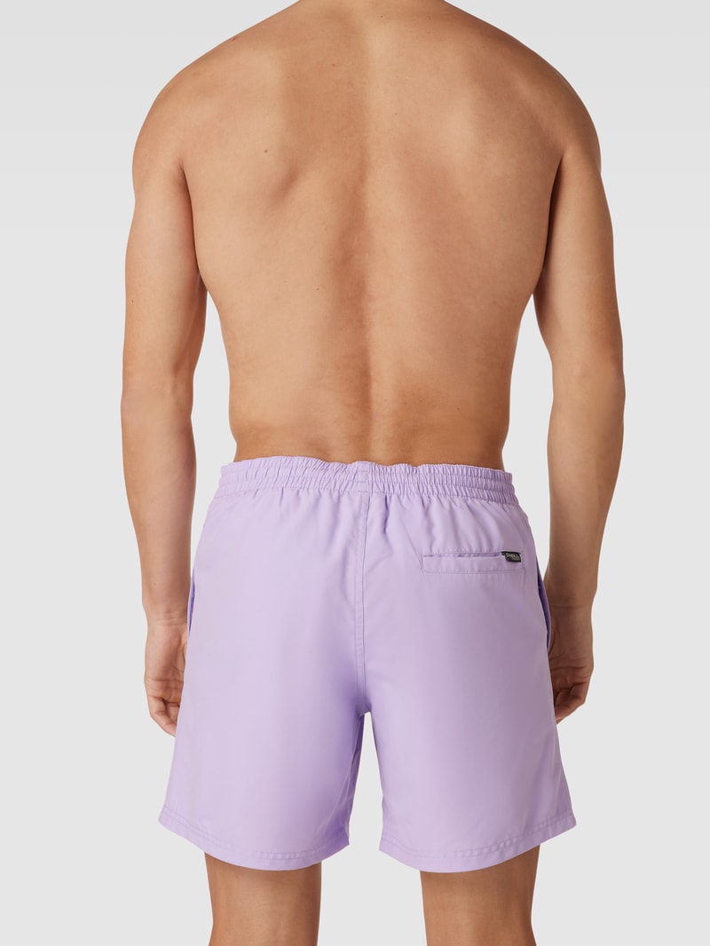 Badehose mit Label-Print Modell 'Cali' in flieder