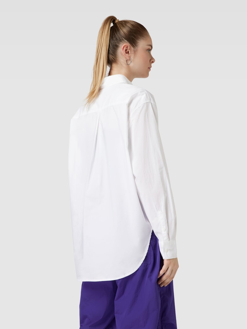 Hemdbluse mit Label-Stitching in weiss