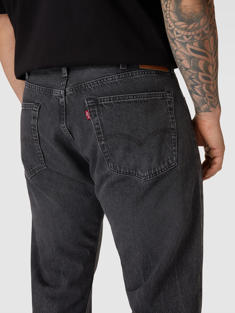 Jeans mit Label-Patch in schwarz
