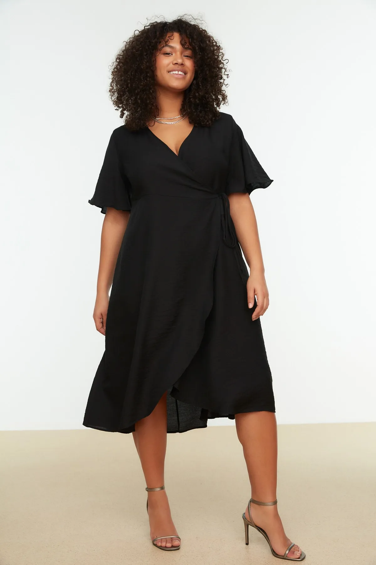 Trendyol Curve  Schwarzes, schlichtes, gewebtes Midi-Wickelkleid in Übergröße TBBSS22EL1564