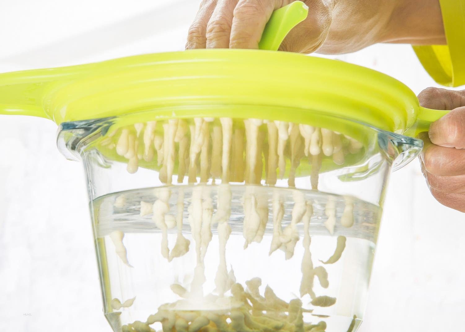 Muxel Spätzlehobel Das Spätzlewunder DUO von Muxel® Die Alternative, Kunststoff, (Set, 4-St., Spätzlebrett in groß und klein mit Teigschaber und Rezeptheft), Leicht zu reinigen