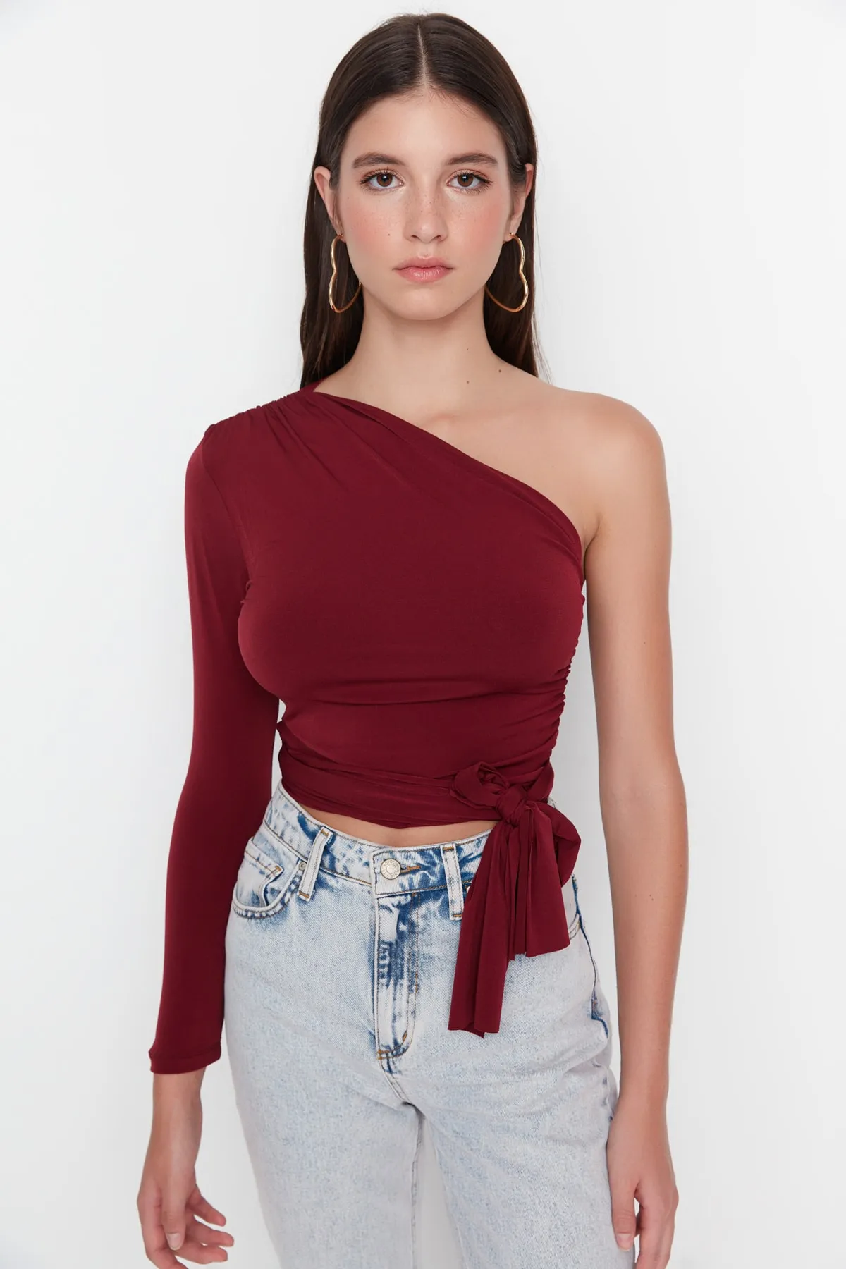 Trendyol Collection  Weinrote, schmal geschnittene, elastische Strickbluse mit einem Ärmel und detailliertem Bindeband TWOAW23BZ00094
