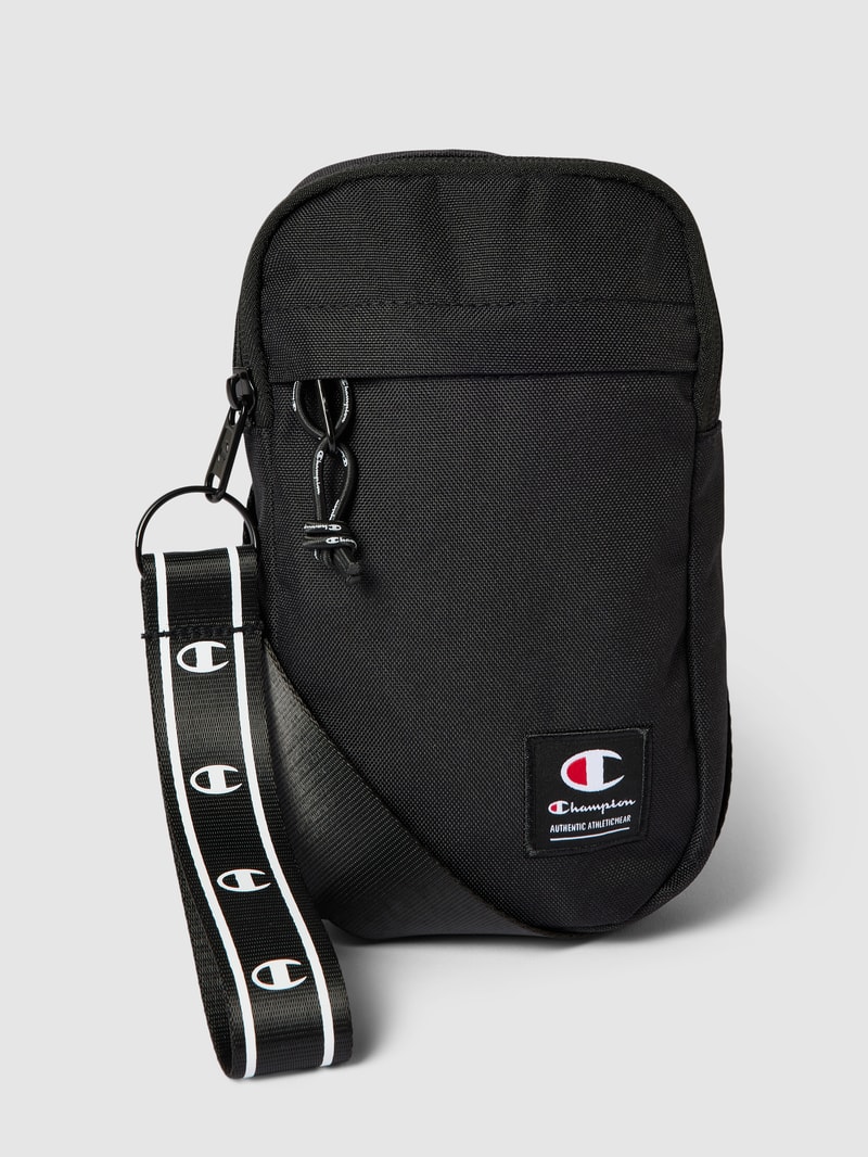 Umhängetasche mit Label-Patch in schwarz