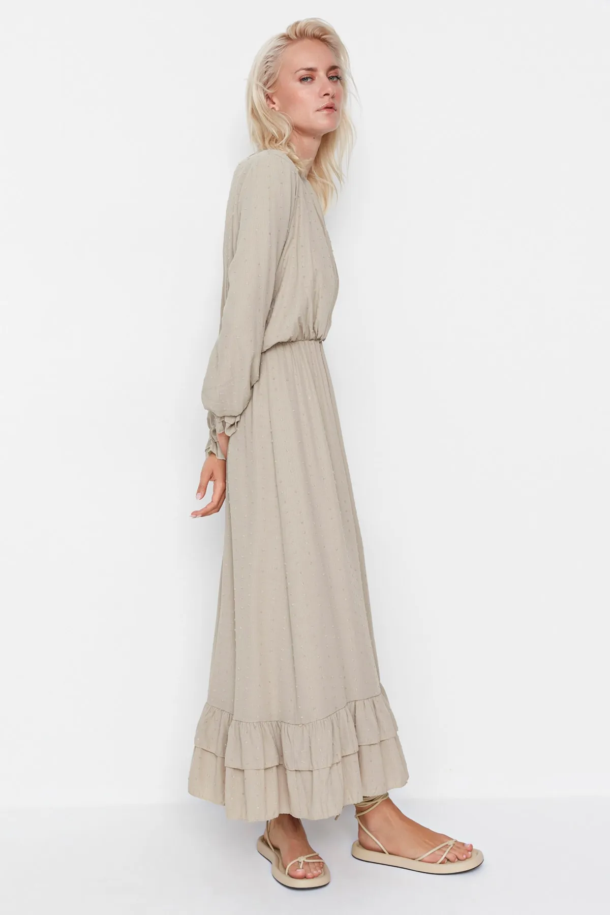 Trendyol Modest  Helles Nerz-Gewebtes Kleid mit geraffter Taille, Volant und Futter TCTSS21EL3566