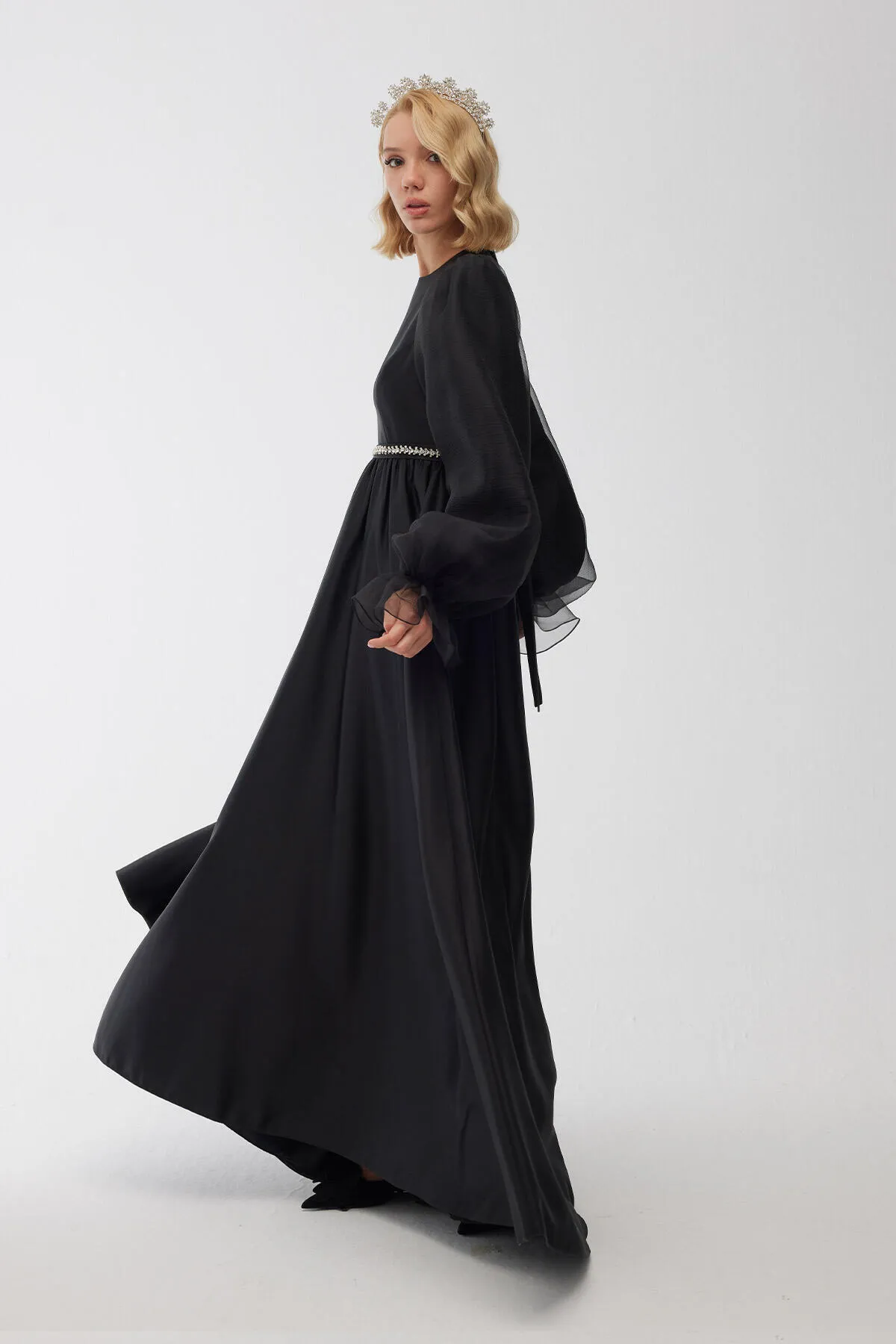 Manuka  Abendkleid aus Satin mit Steingürtel in Schwarz