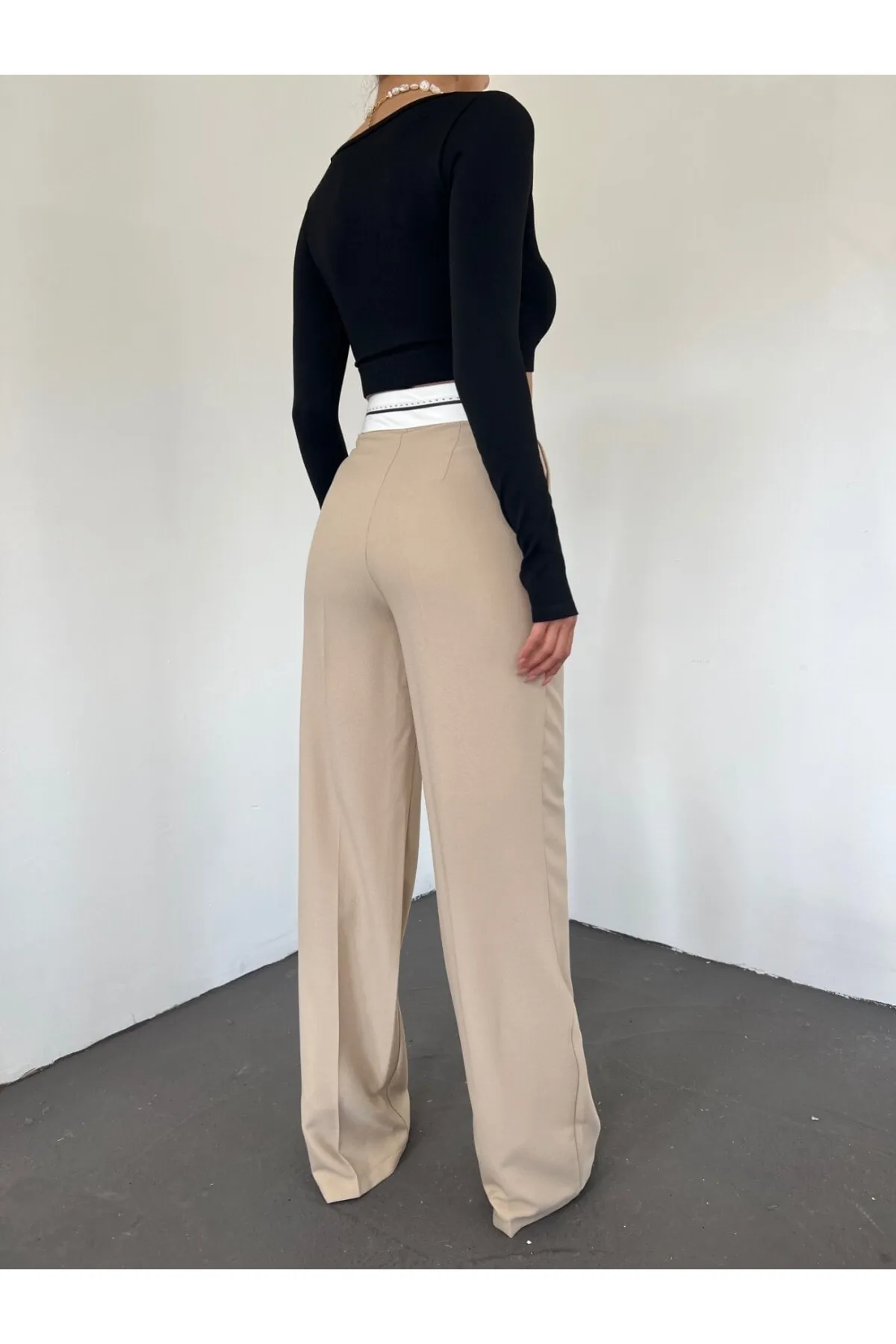 Modamorfo  Lockere Hose mit umgekehrtem Gürtel und Klettverschluss an der Taille