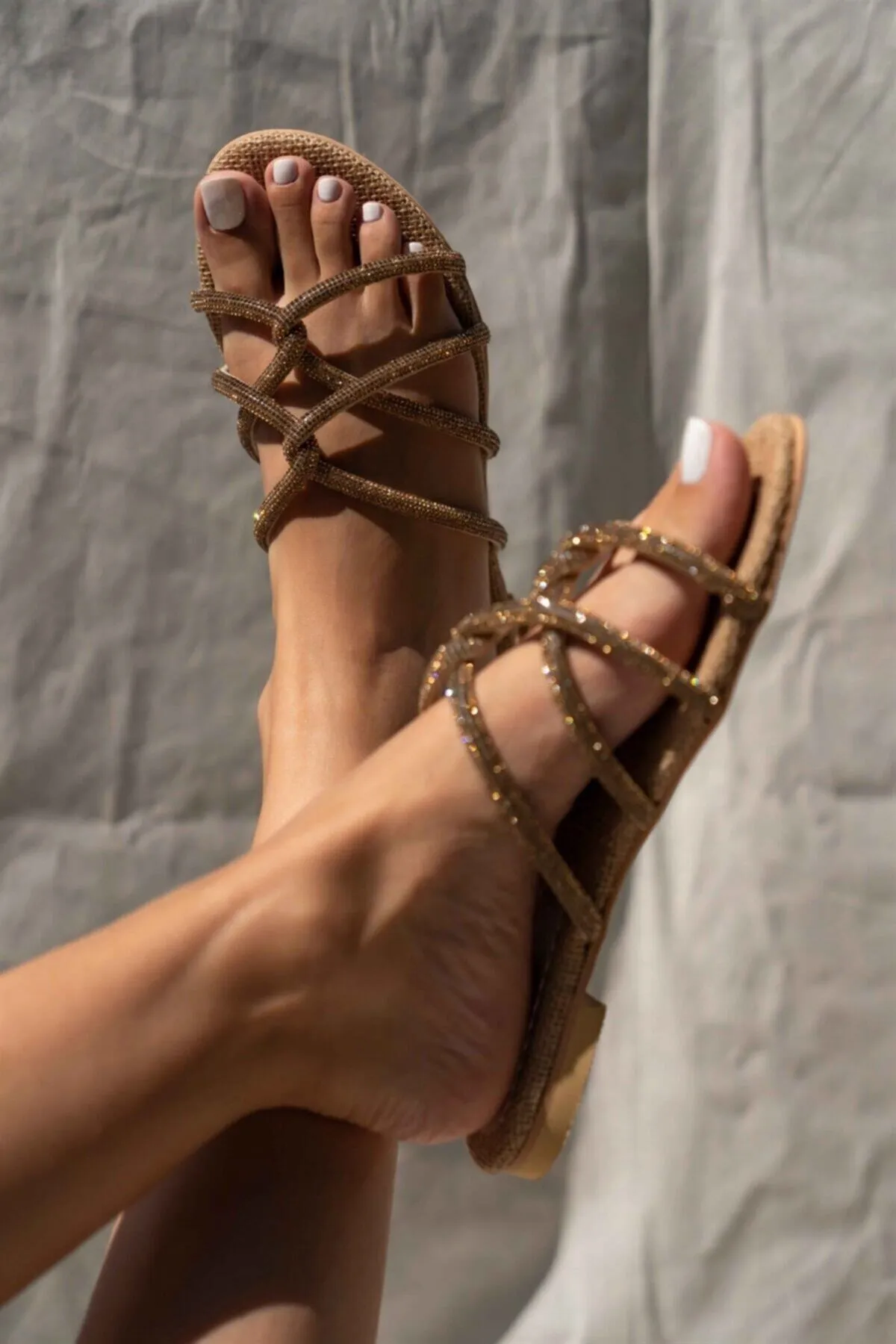 NİŞANTAŞI SHOES  Bowie Stroh-Damenhausschuhe mit mattem Steindetail, Kreuzband und flacher Sohle
