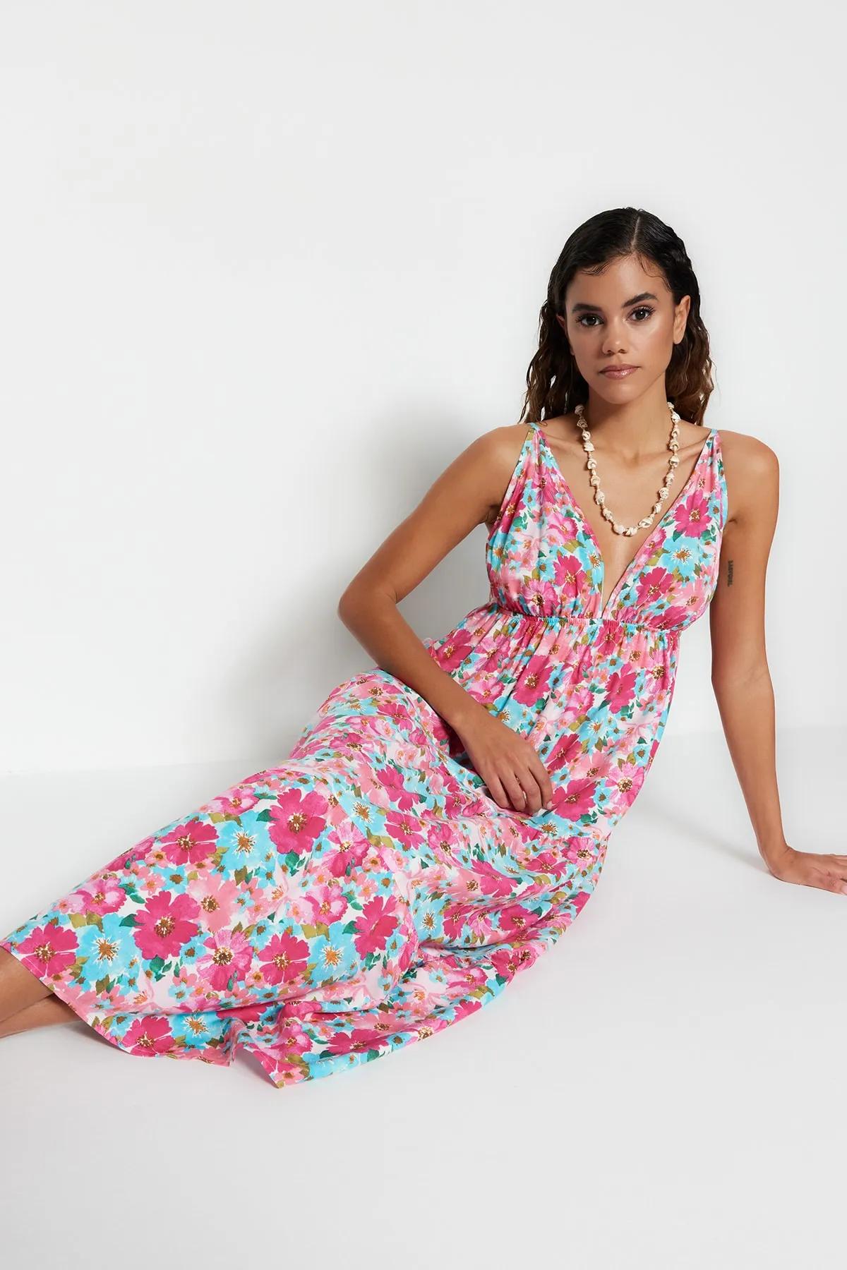 Trendyol Collection  Maxi-Strandkleid aus Webstoff mit Blumenmuster TBESS23EL00146