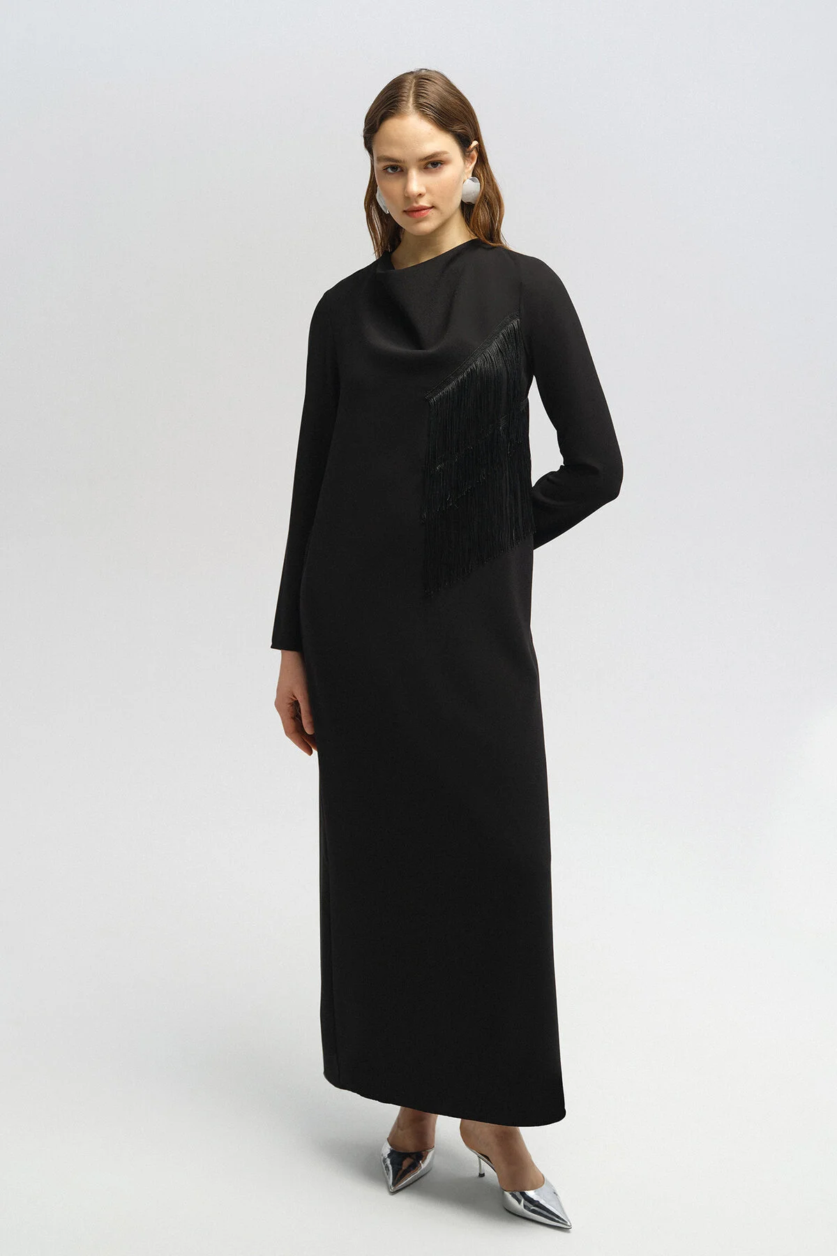 Touché Privé  KLEID AUS CRÉPE MIT QUASTEN