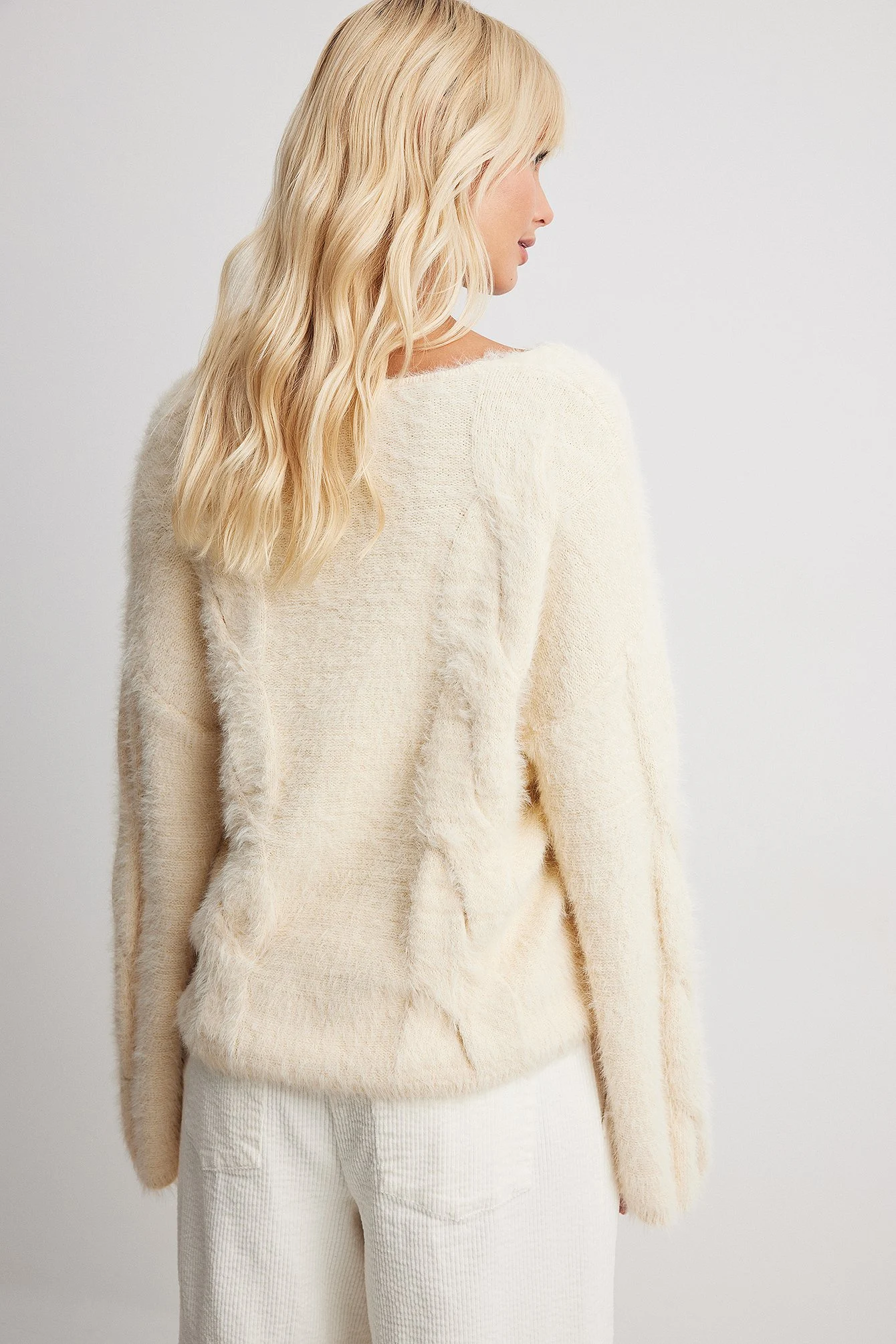 Strickpullover mit Zopfmuster und V-Ausschnitt