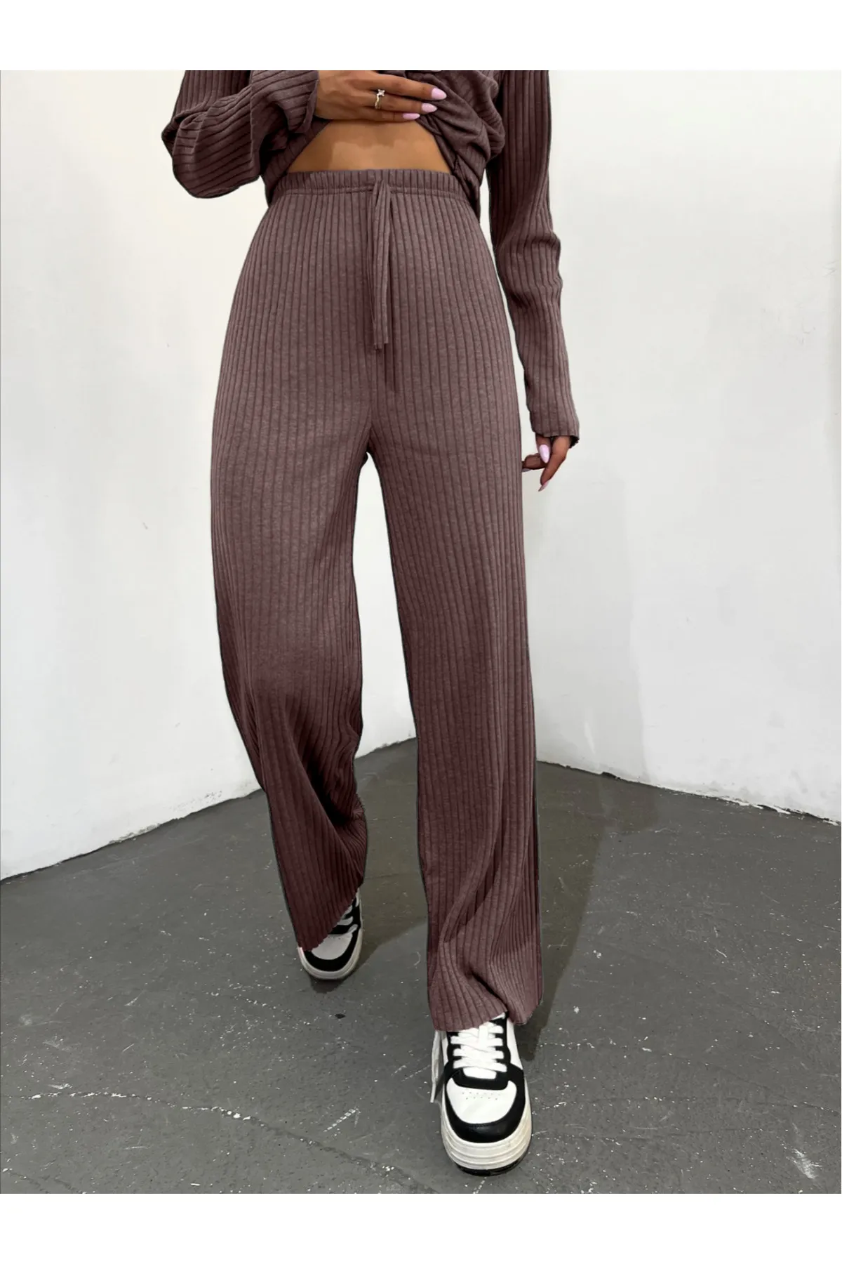 Modamorfo  Lockere, gerippte Hose mit Spitzendetail