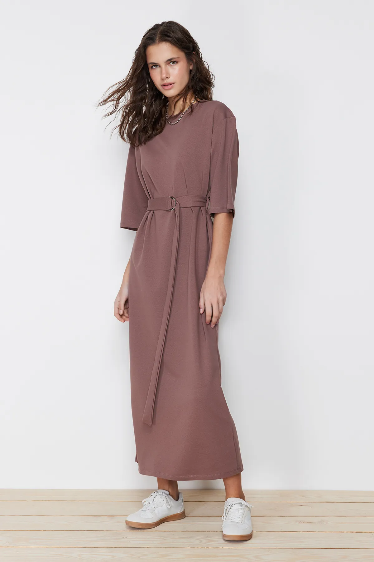Trendyol Modest  Braunes Strickkleid mit halben Ärmeln und Gürtel TCTSS24EB00108