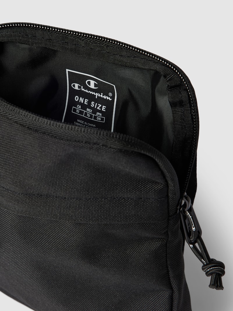 Umhängetasche mit Label-Patch in schwarz