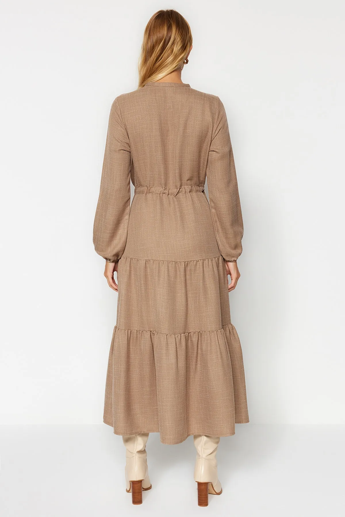 Trendyol Modest  Hellbraunes, gewebtes Kleid mit Schnürrock TCTAW22EB0136