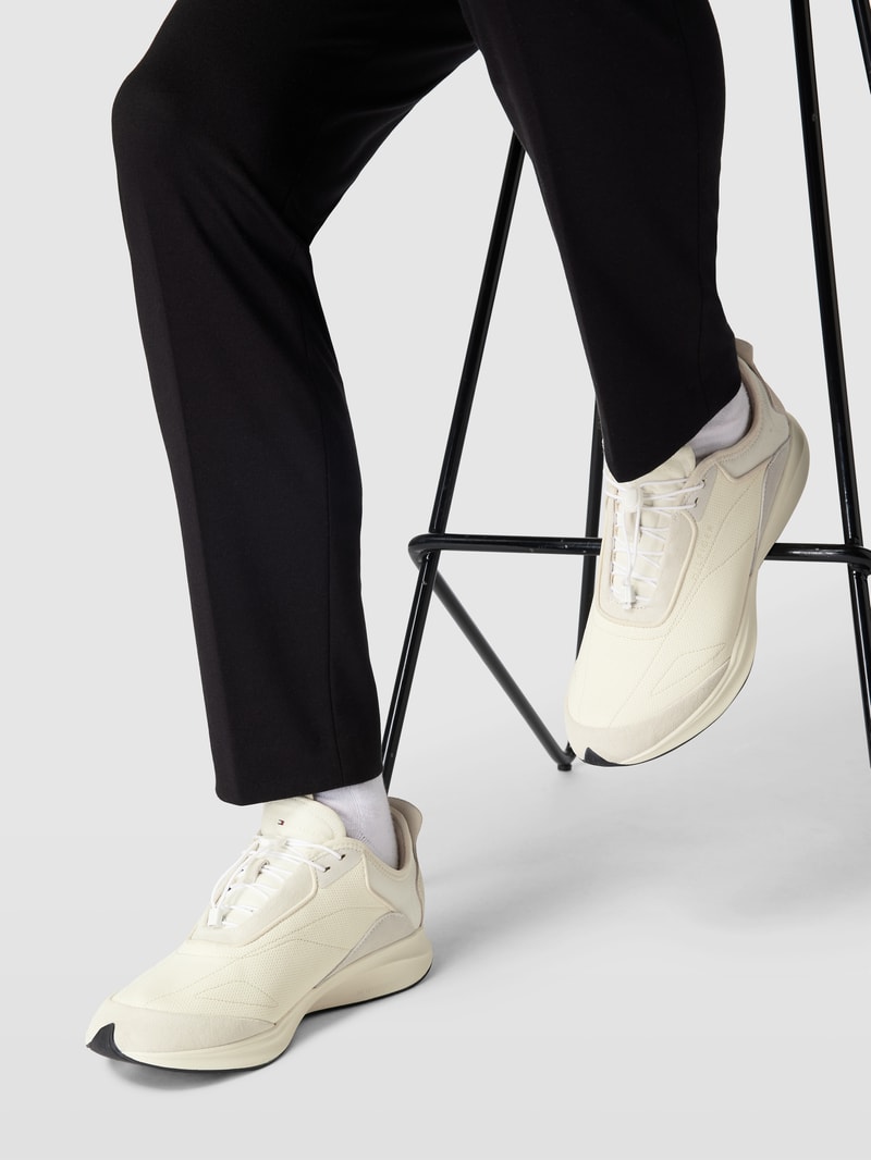 Sneaker mit Strukturmuster in offwhite