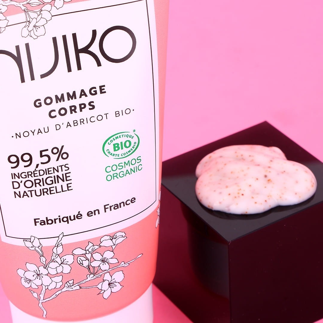 NIJIKO organski piling za telo z mareličnimi jedrci