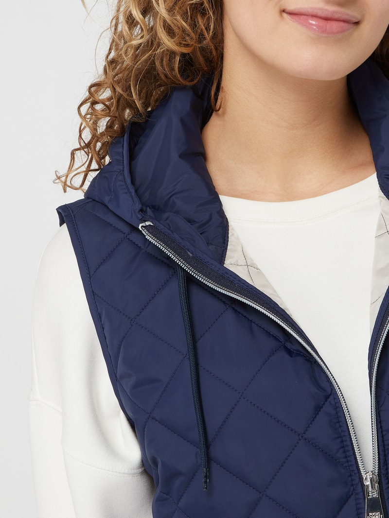 Steppjacke mit Label-Patch in marineblau