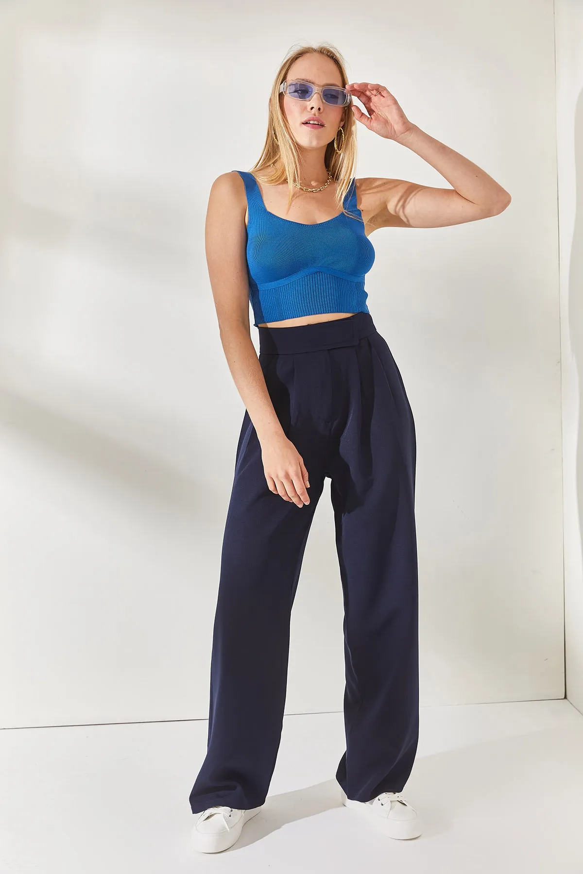 Olalook  Marineblaue, plissierte Palazzo-Hose mit Klettverschluss am Bund PNT-19000222