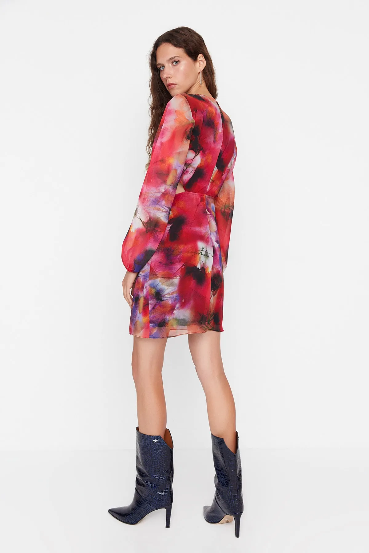 Trendyol Collection  Mehrfarbiges, gerade geschnittenes, gewebtes Mini-Fensterkleid mit detailliertem Muster aus Chiffon in limitierter Auflage TWOSS22EL2574